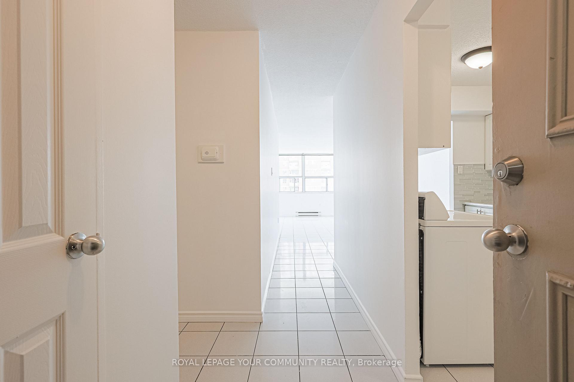 2 Bedrooms Condo at 10 Tobermory, Toronto For sale