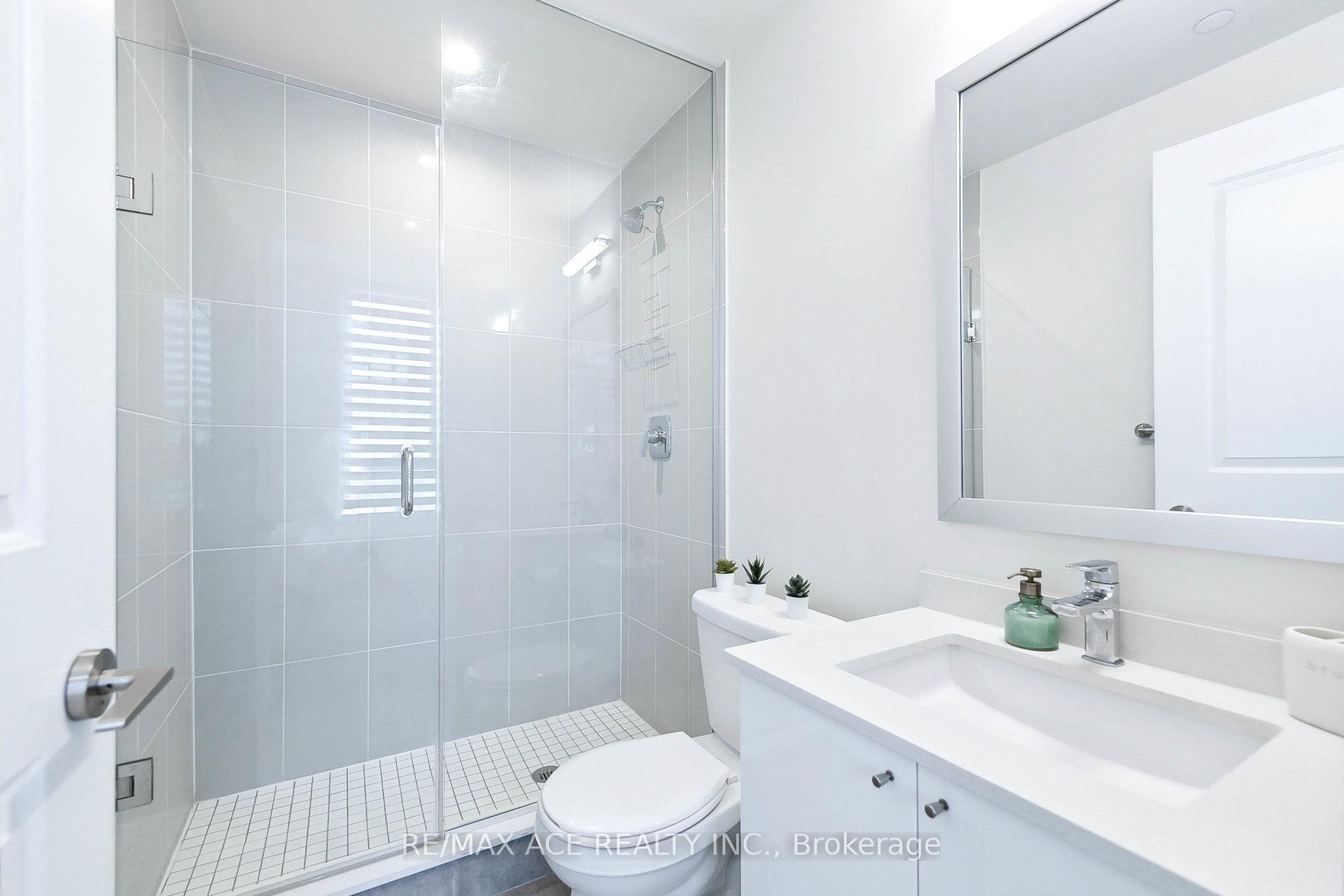 2 Bedrooms Condo at 65 Watergarden, Mississauga For sale