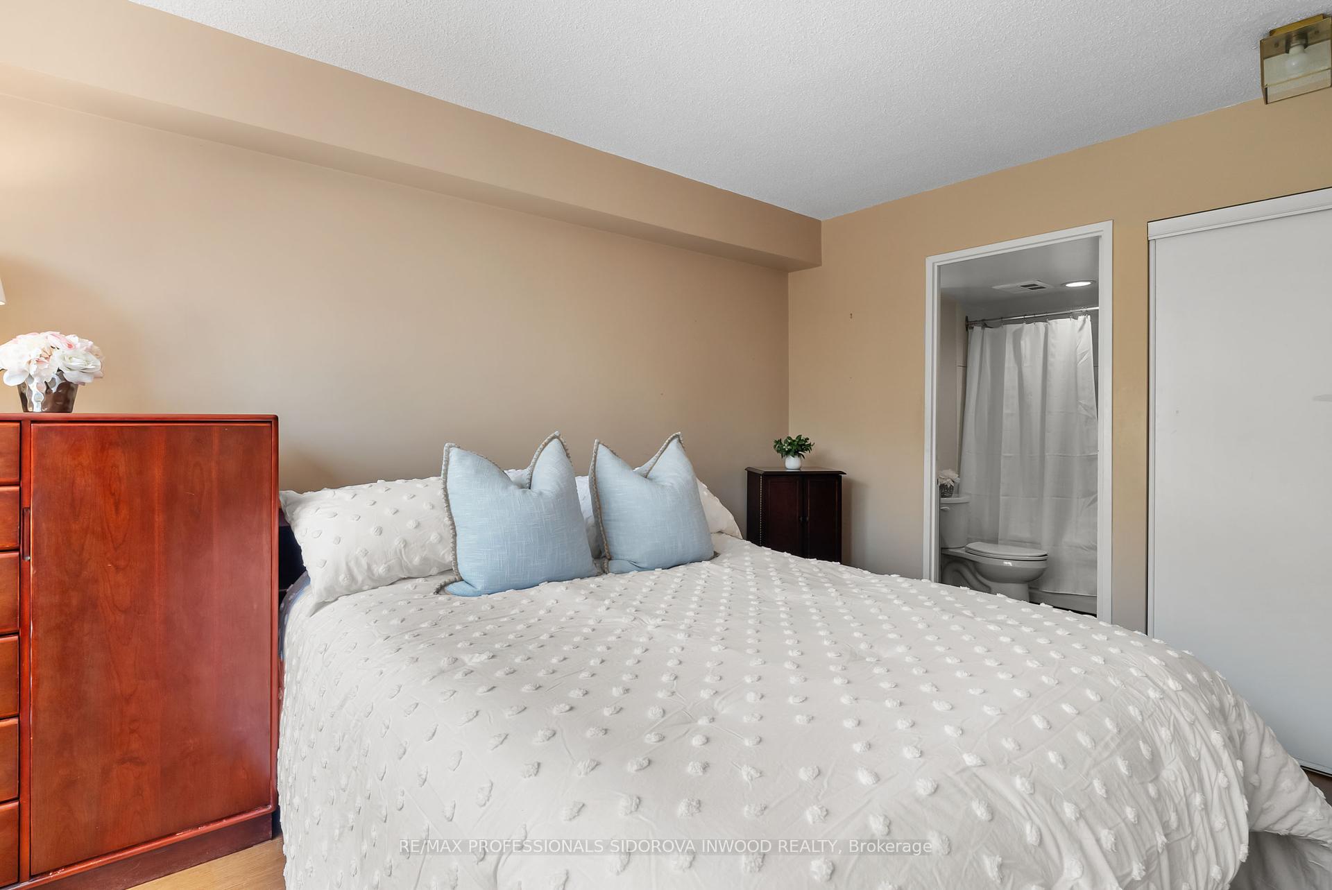 3 Bedrooms Condo at 20 Southport, Toronto For sale
