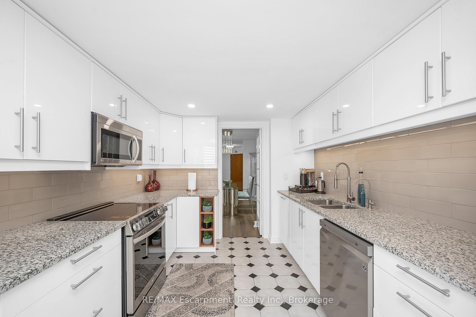 3 Bedrooms Condo at 1237 North Shore, Burlington For sale