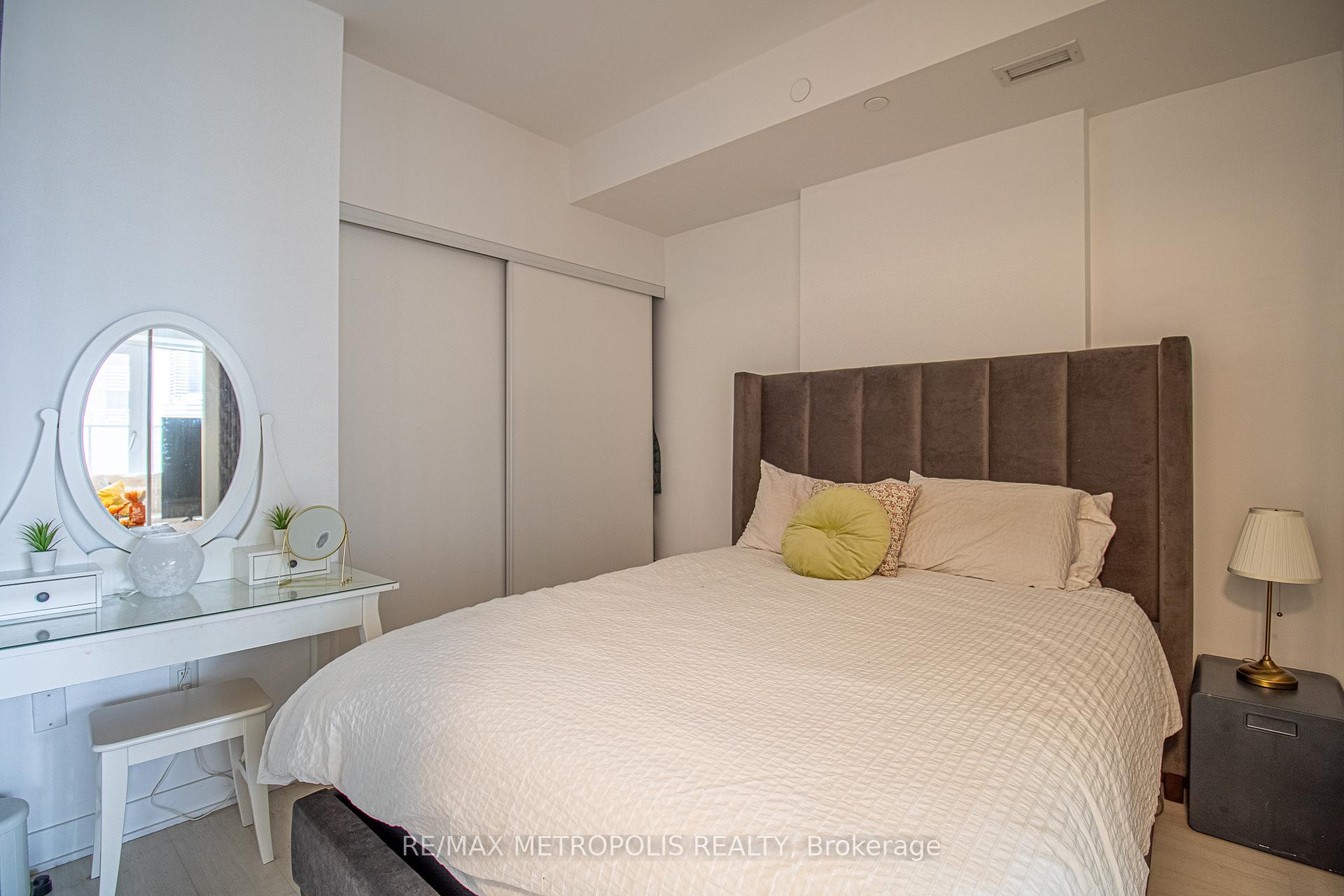 2 Bedrooms Condo at 3900 Confederation, Mississauga For sale