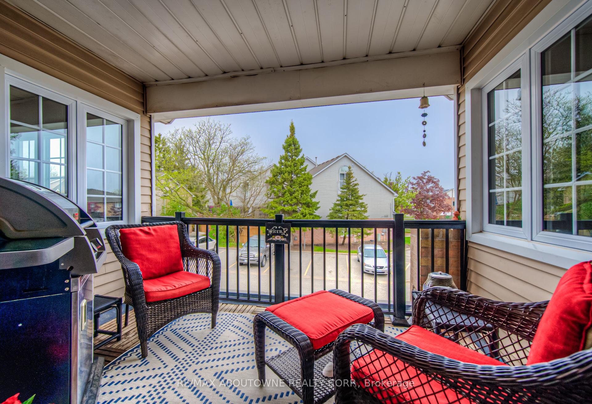 2 Bedrooms Condo at 2110 Cleaver, Burlington For sale