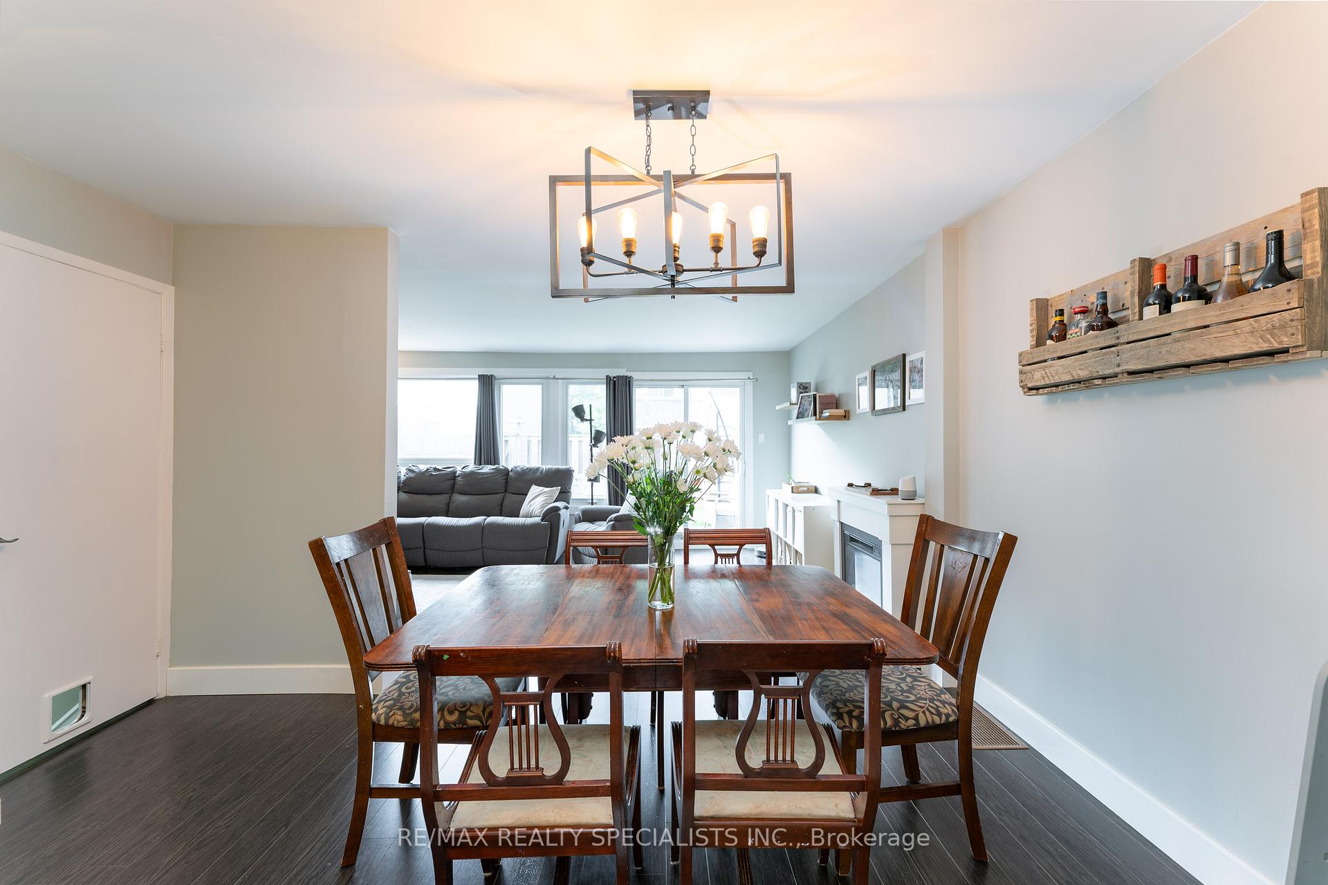 3 Bedrooms Condo at 2050 Upper Middle, Burlington For sale
