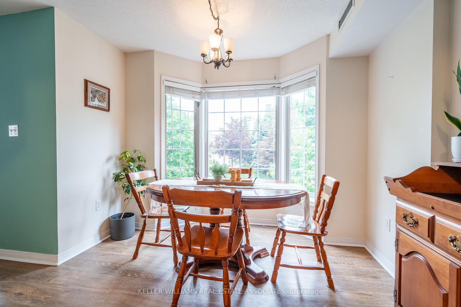 2 Bedrooms Condo at 216 Plains, Burlington For sale