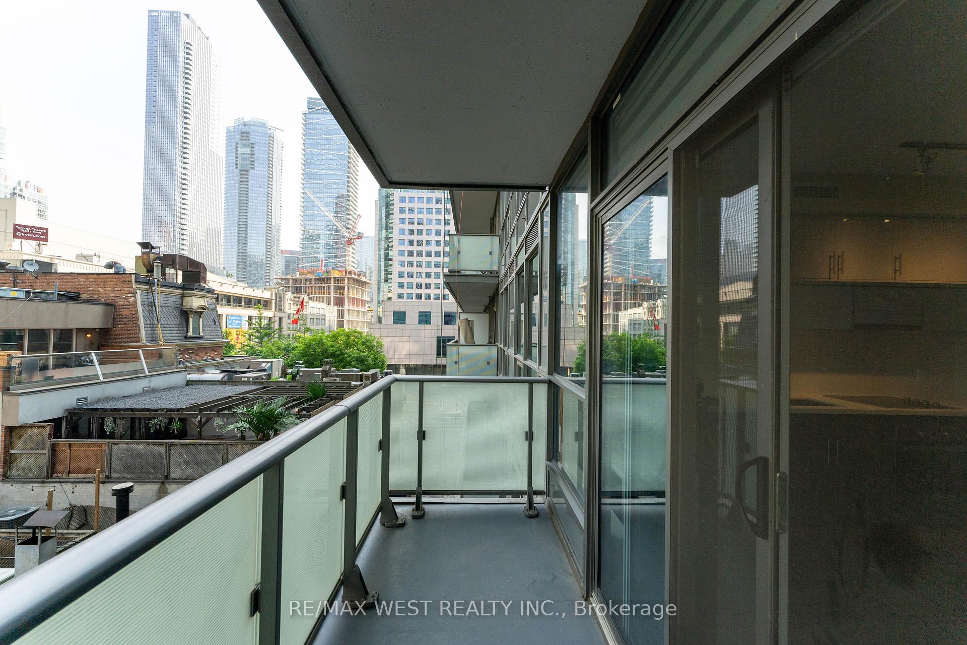 2 Bedrooms Condo at 8 Mercer, Toronto For sale