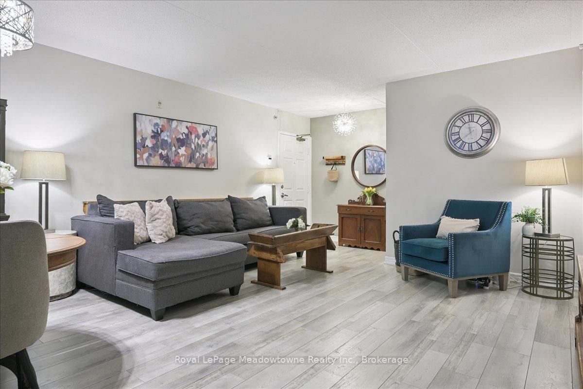2 Bedrooms Condo at 1450 Bishops, Oakville For sale