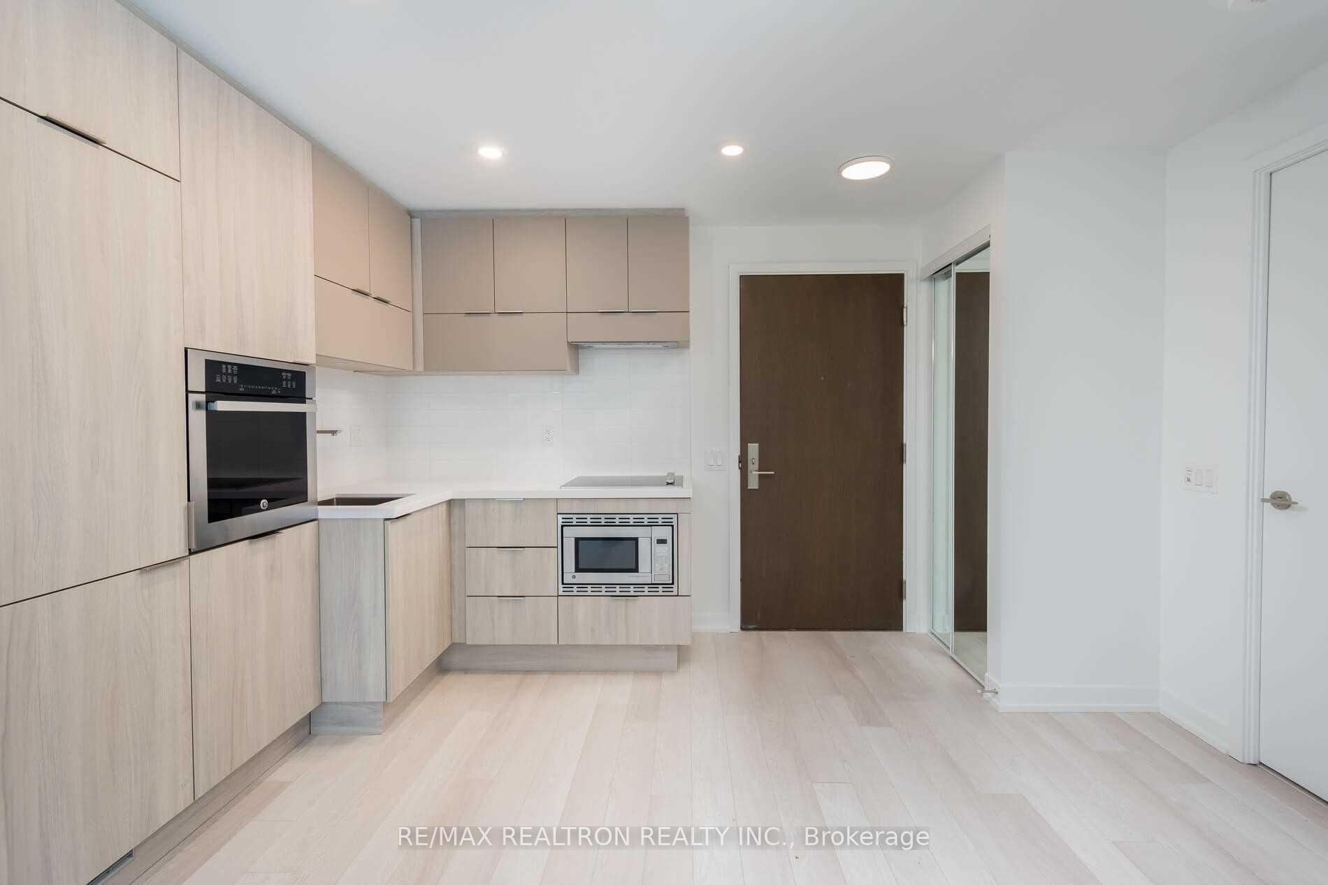 2 Bedrooms Condo at 39 Roehampton, Toronto For sale