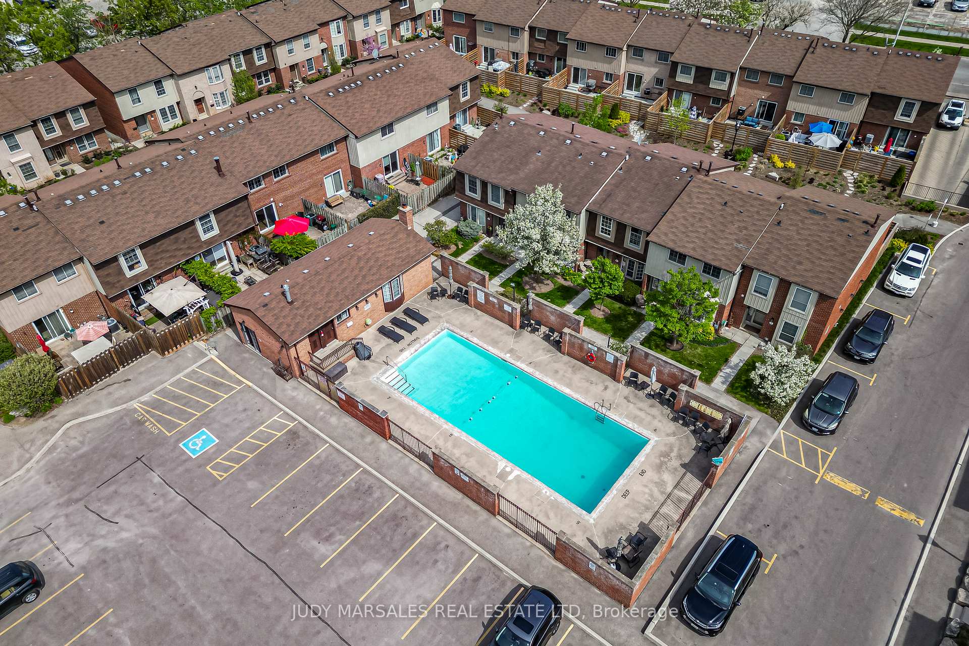 3 Bedrooms Condo at 3035 Glencrest, Burlington For sale