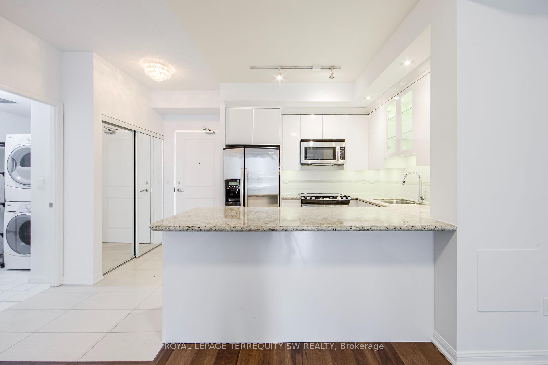 3 Bedrooms Condo at 628 Fleet, Toronto For sale