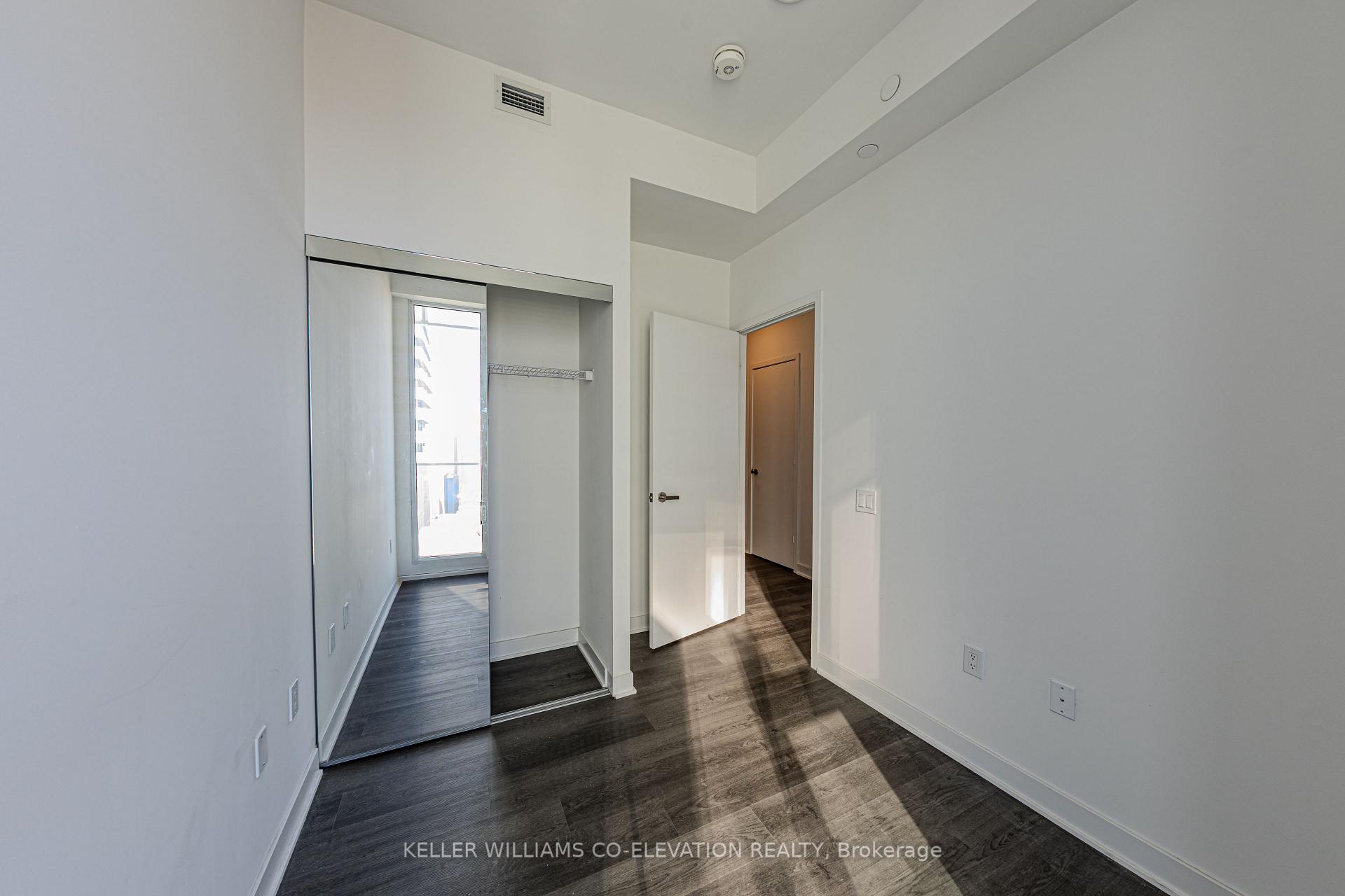 3 Bedrooms Condo at 3900 Confederation, Mississauga For sale