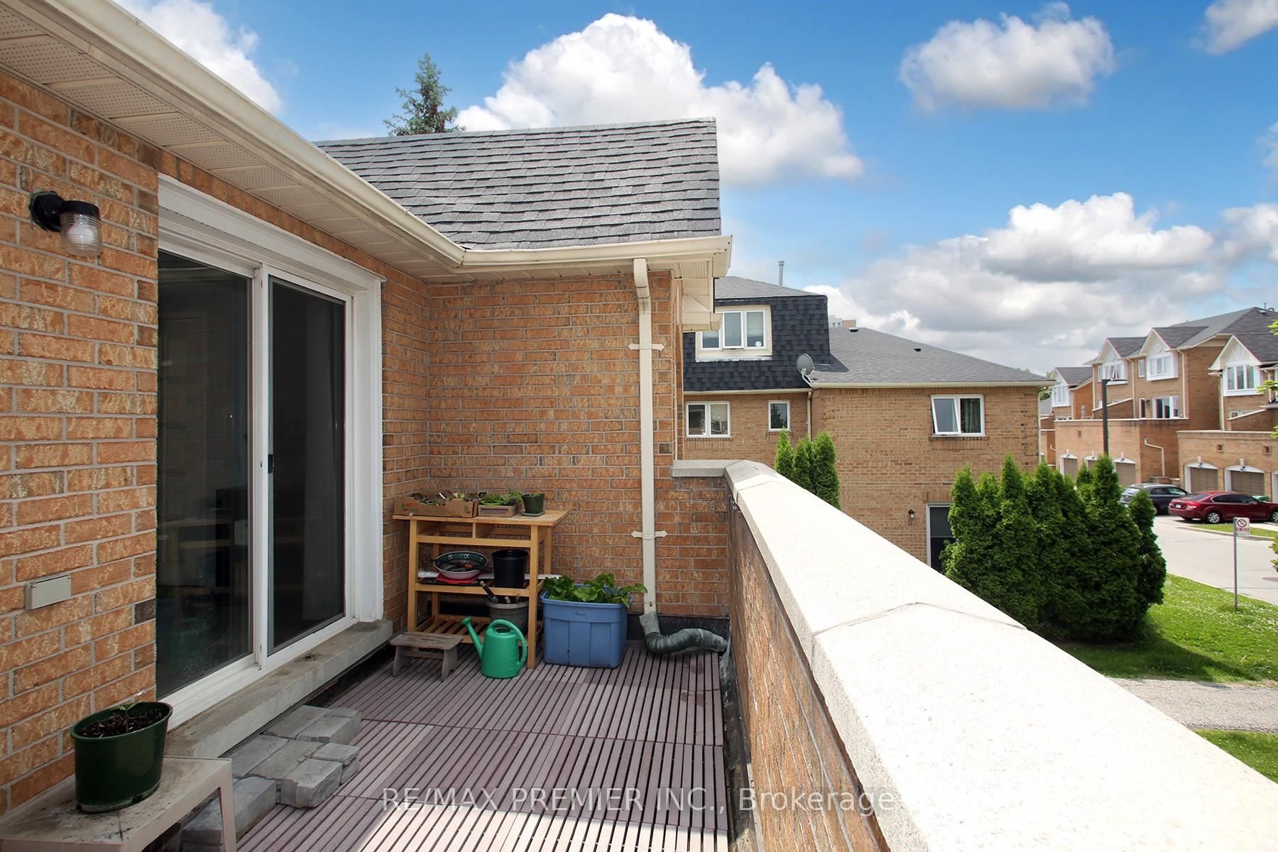 3 Bedrooms Condo at 45 Bristol, Mississauga For sale