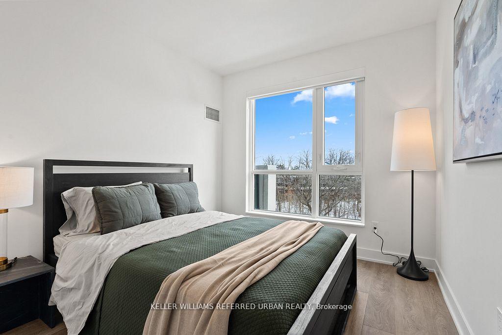 2 Bedrooms Condo at 202 Burnhamthorpe, Mississauga For sale