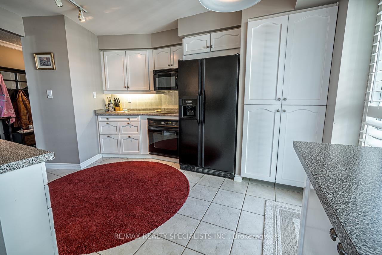 2 Bedrooms Condo at 2111 Lake Shore, Toronto For sale