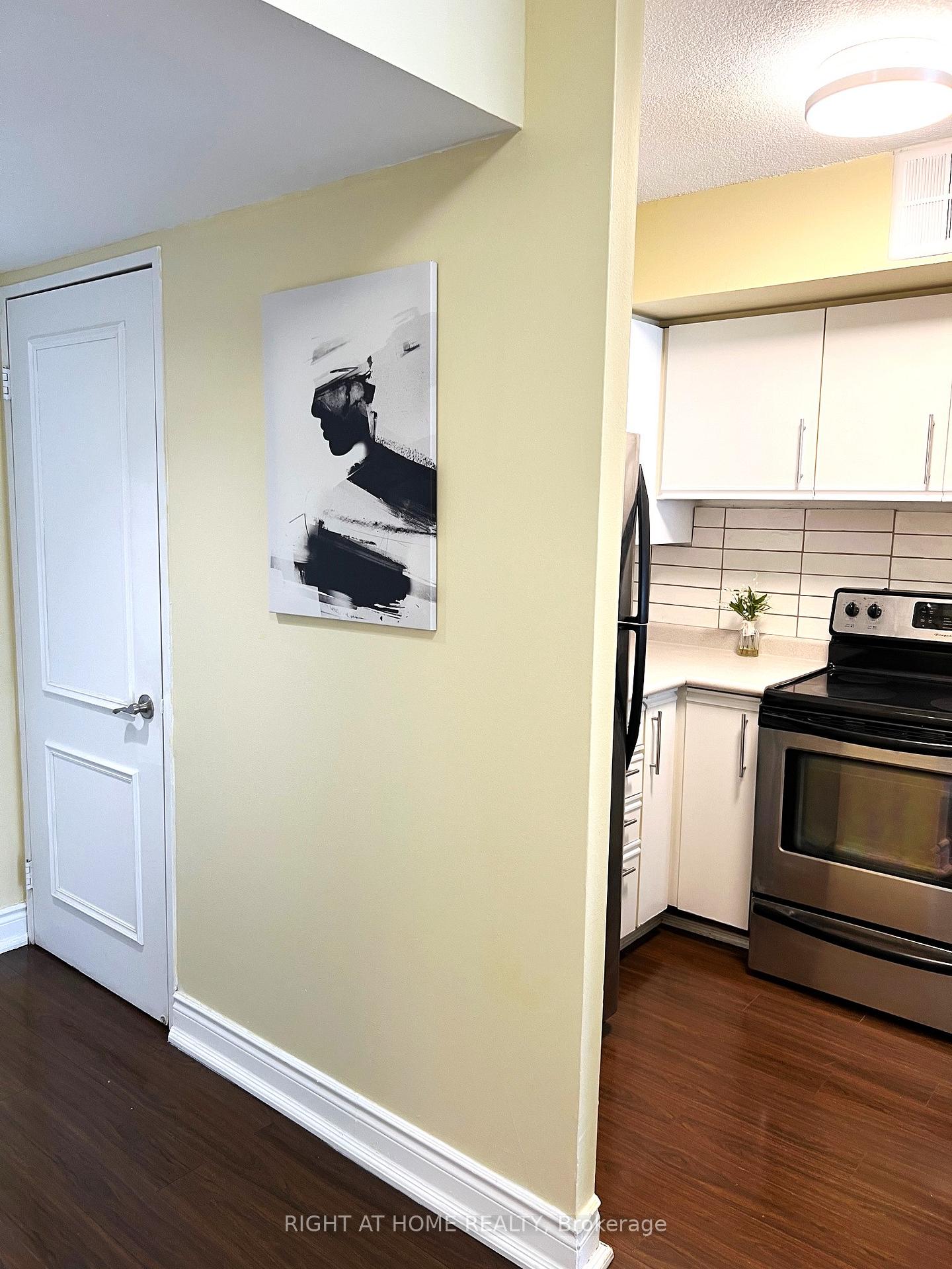 2 Bedrooms Condo at 92 King, Toronto For sale