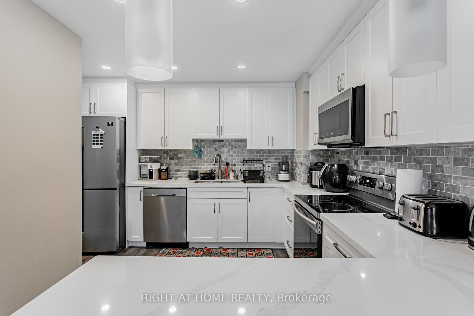 3 Bedrooms Condo at 3345 Silverado, Mississauga For sale