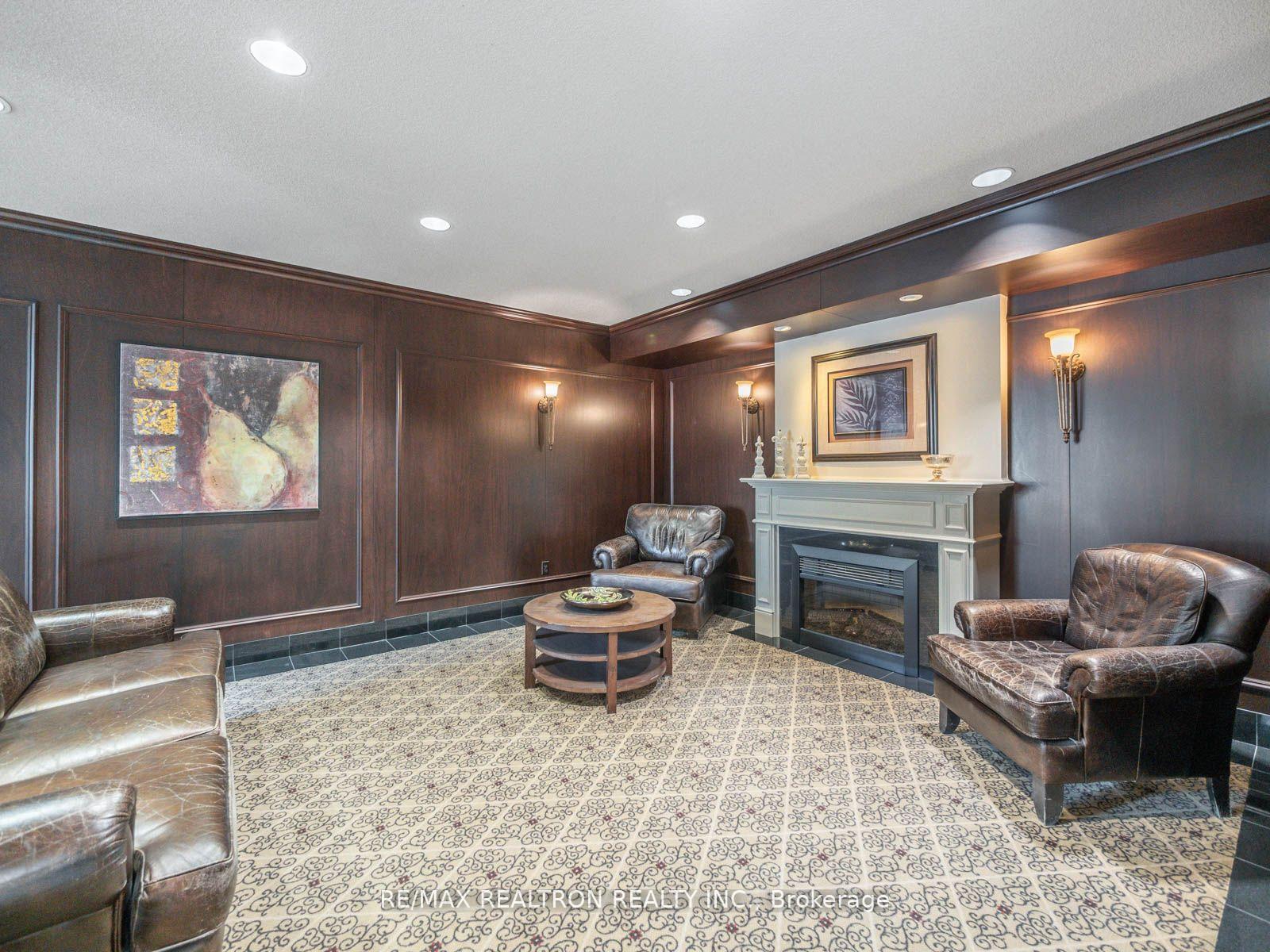 2 Bedrooms Condo at 110 Promenade, Vaughan For sale