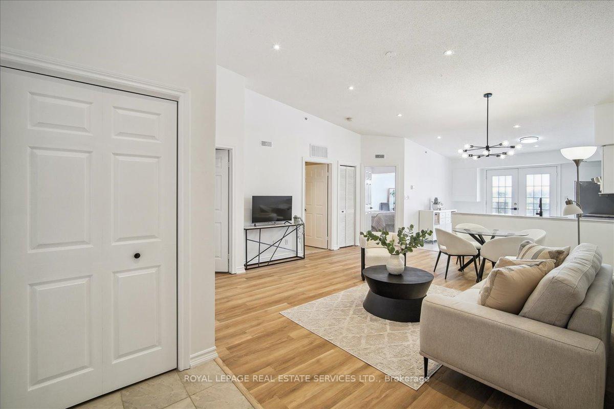 2 Bedrooms Condo at 1440 Bishops, Oakville For sale