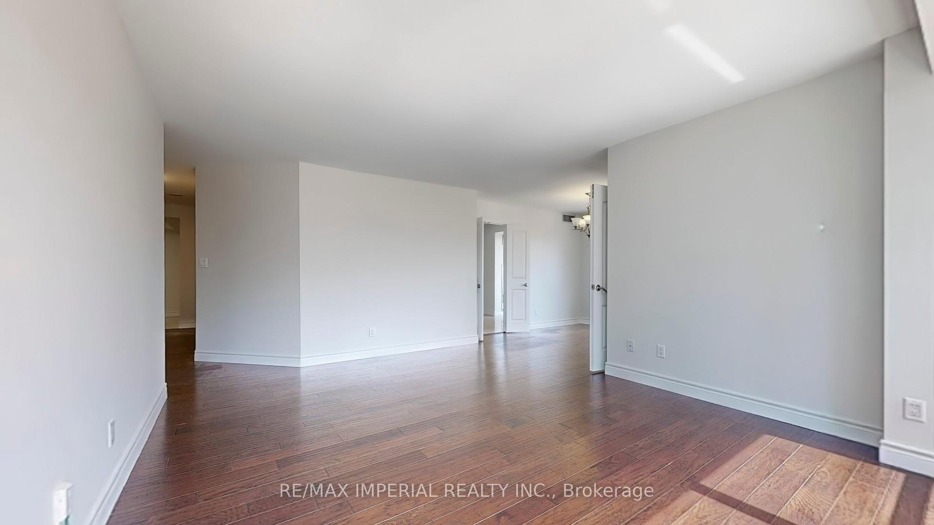3 Bedrooms Condo at 18 Hollywood, Toronto For sale