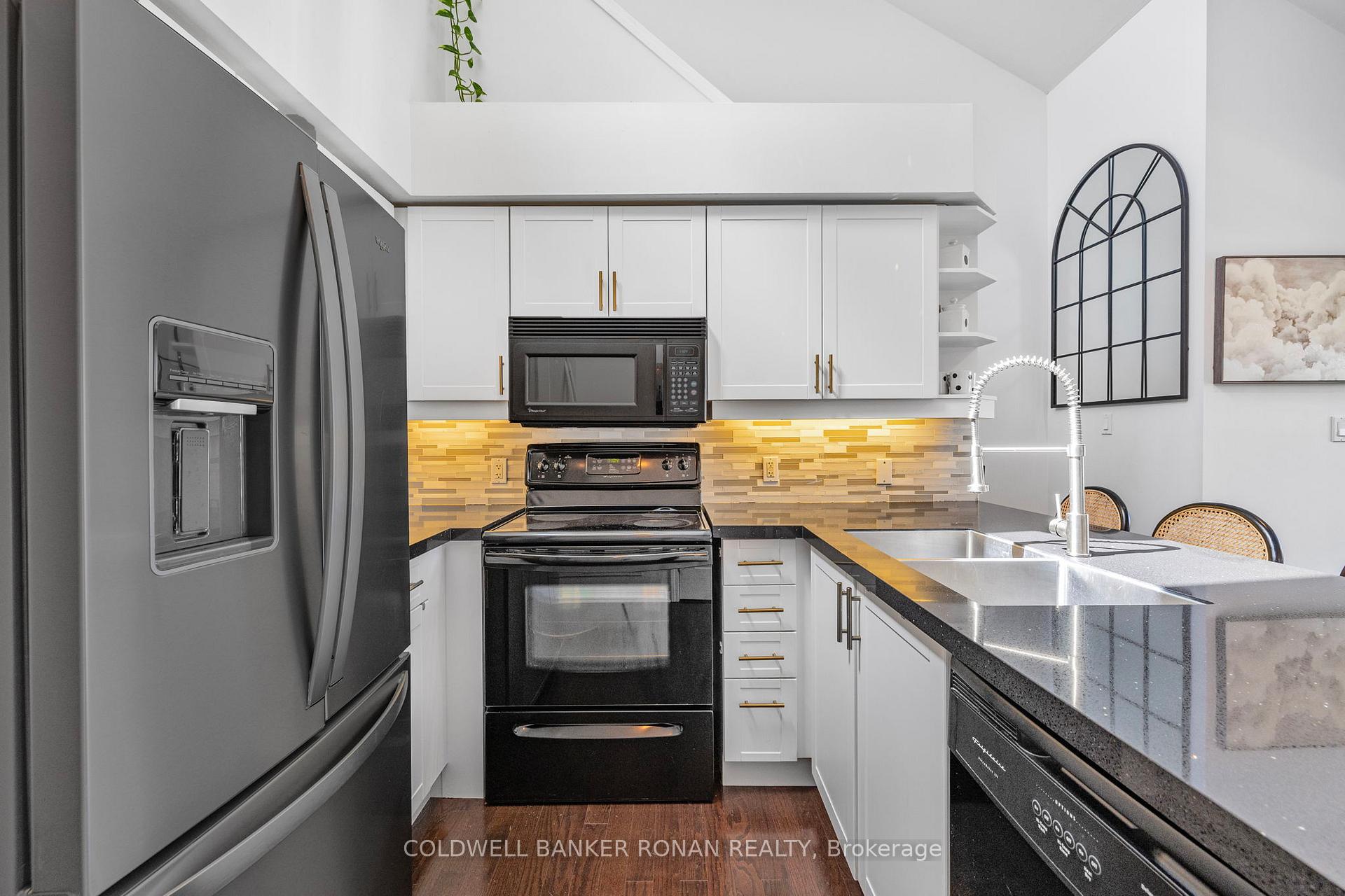 3 Bedrooms Condo at 600 Shoreline, Mississauga For sale