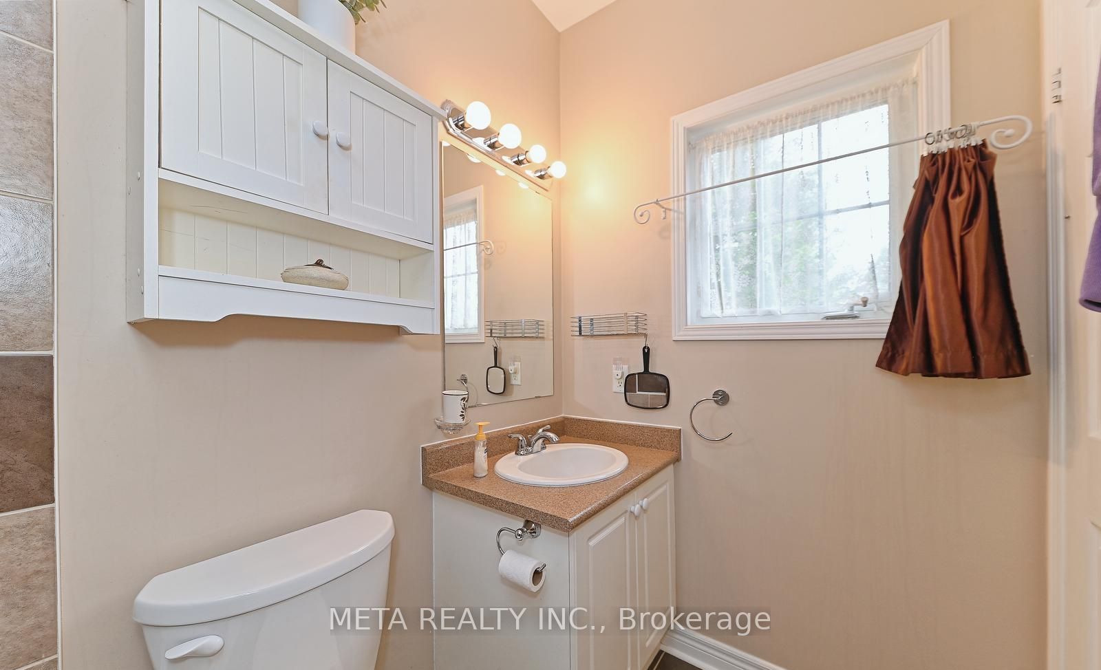 138 Van scott Drive N, #UPPER