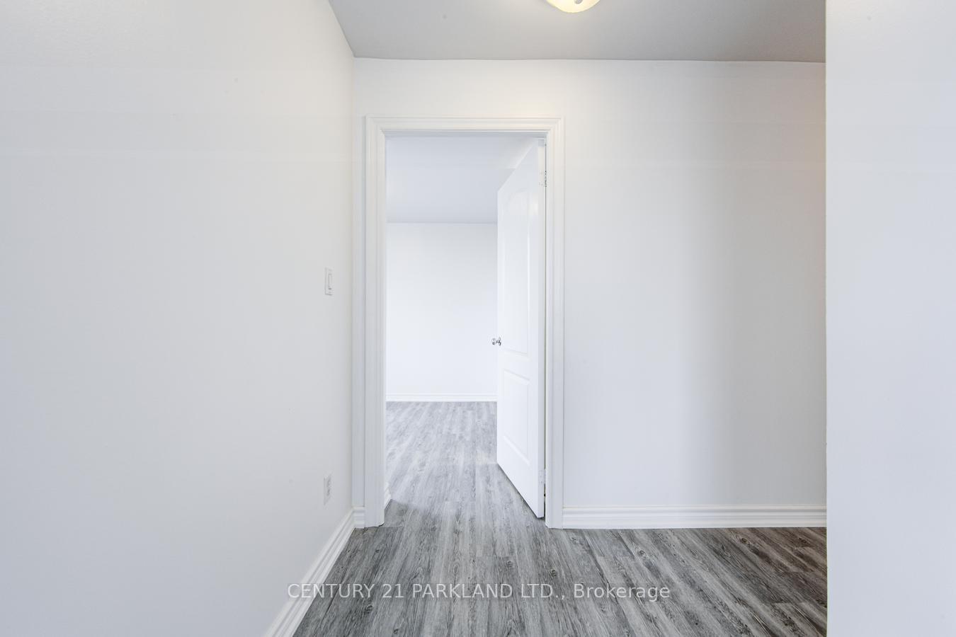 3 Bedrooms Condo at 8 Rean, Toronto For sale