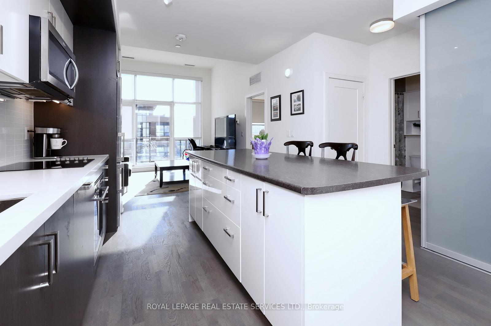 2 Bedrooms Condo at 1575 Lakeshore, Mississauga For sale