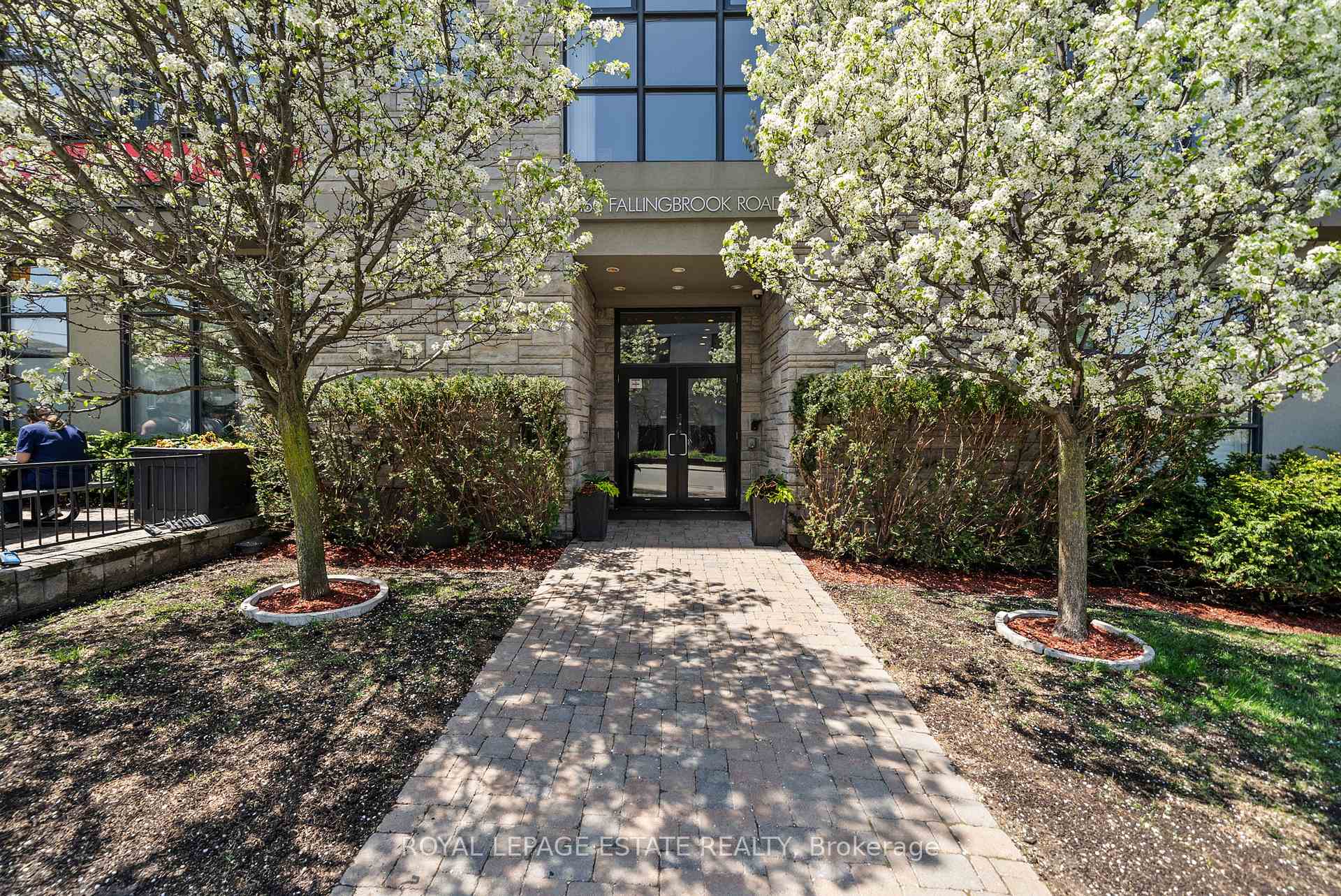 2 Bedrooms Condo at 160 Fallingbrook, Toronto For sale