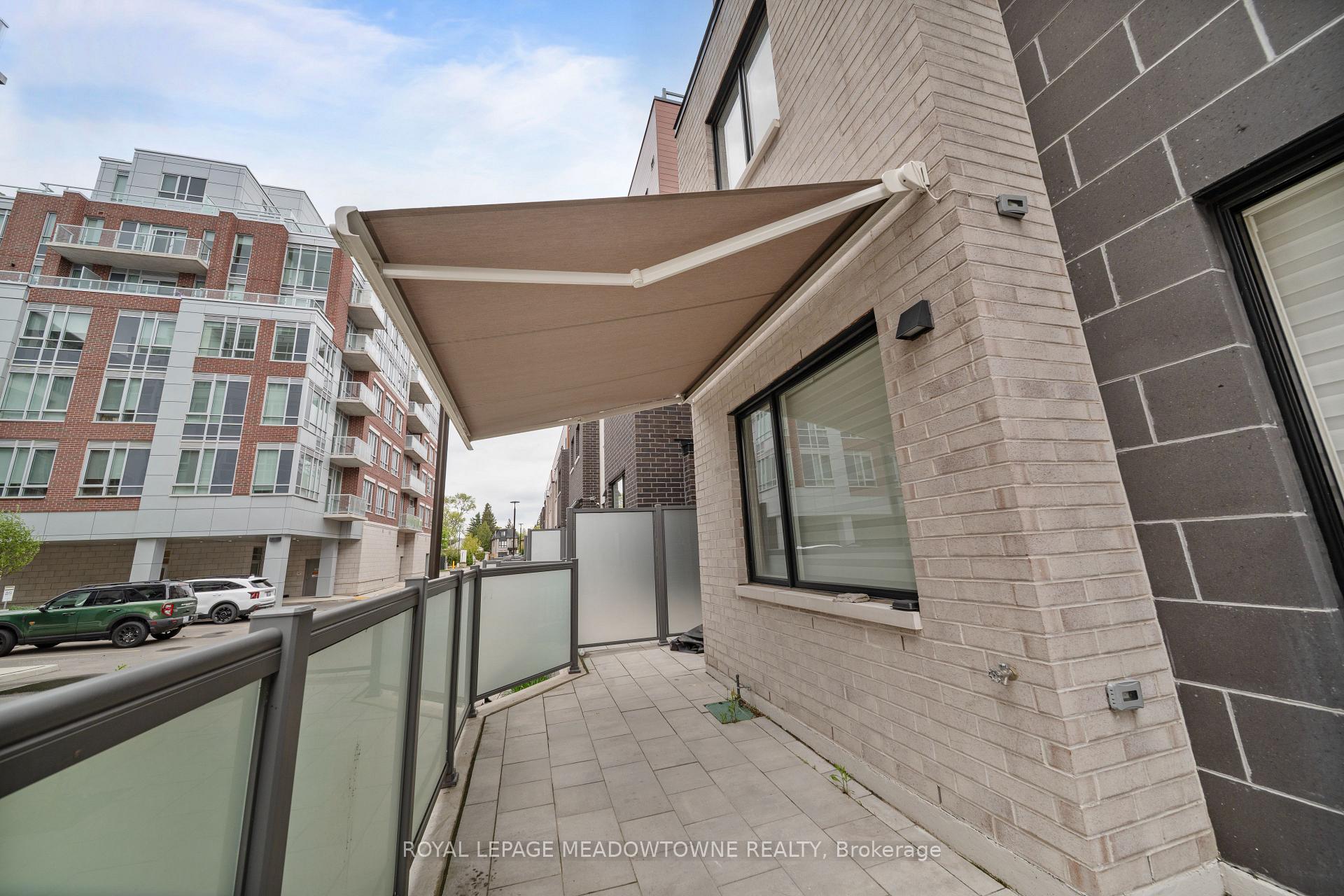 4 Bedrooms Condo at 121 High, Mississauga For sale