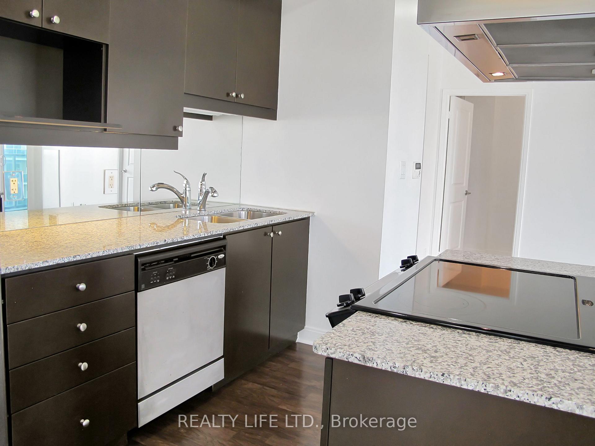 2 Bedrooms Condo at 60 Absolute, Mississauga For sale