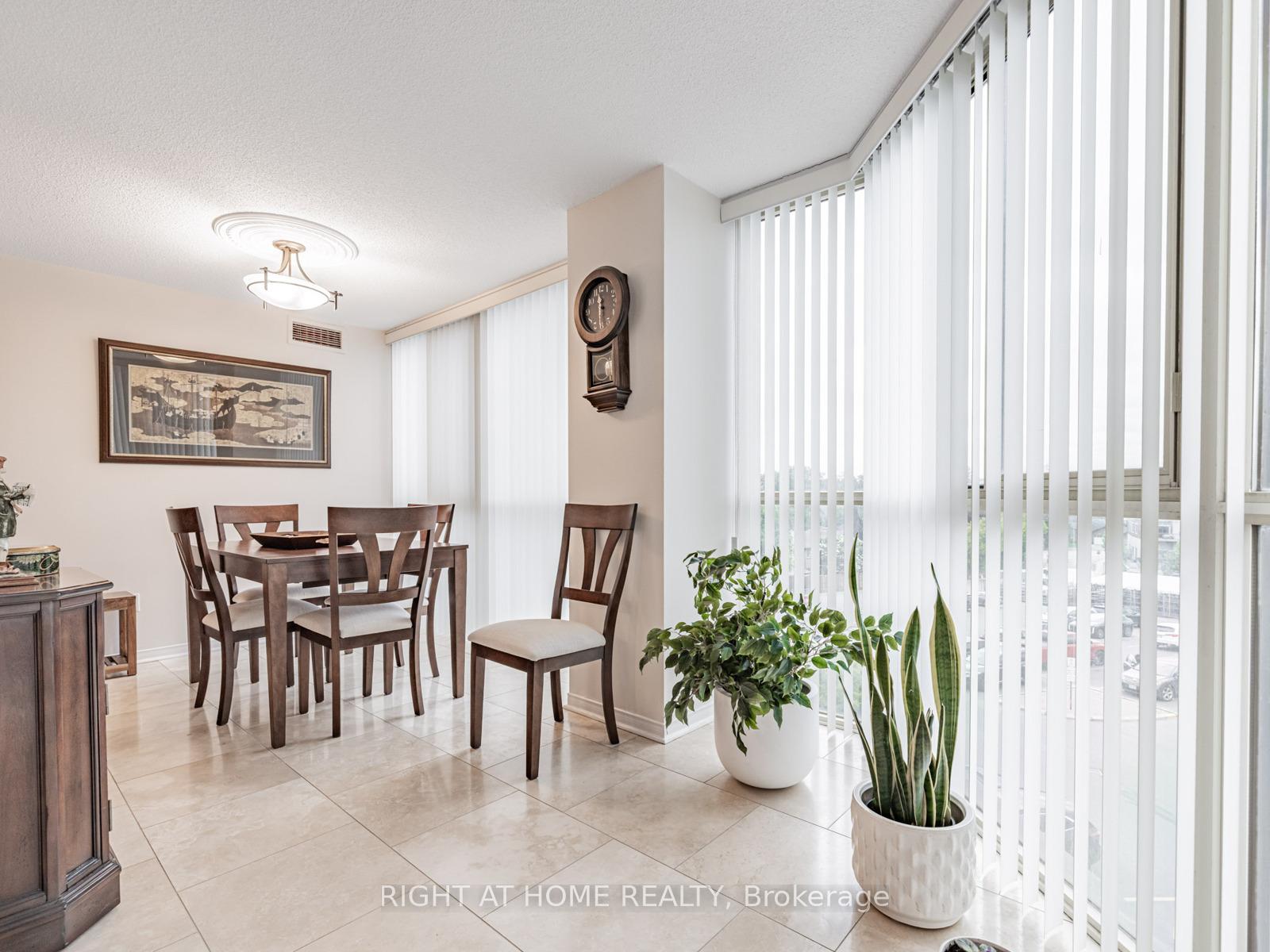 2 Bedrooms Condo at 100 Arbors, Vaughan For sale