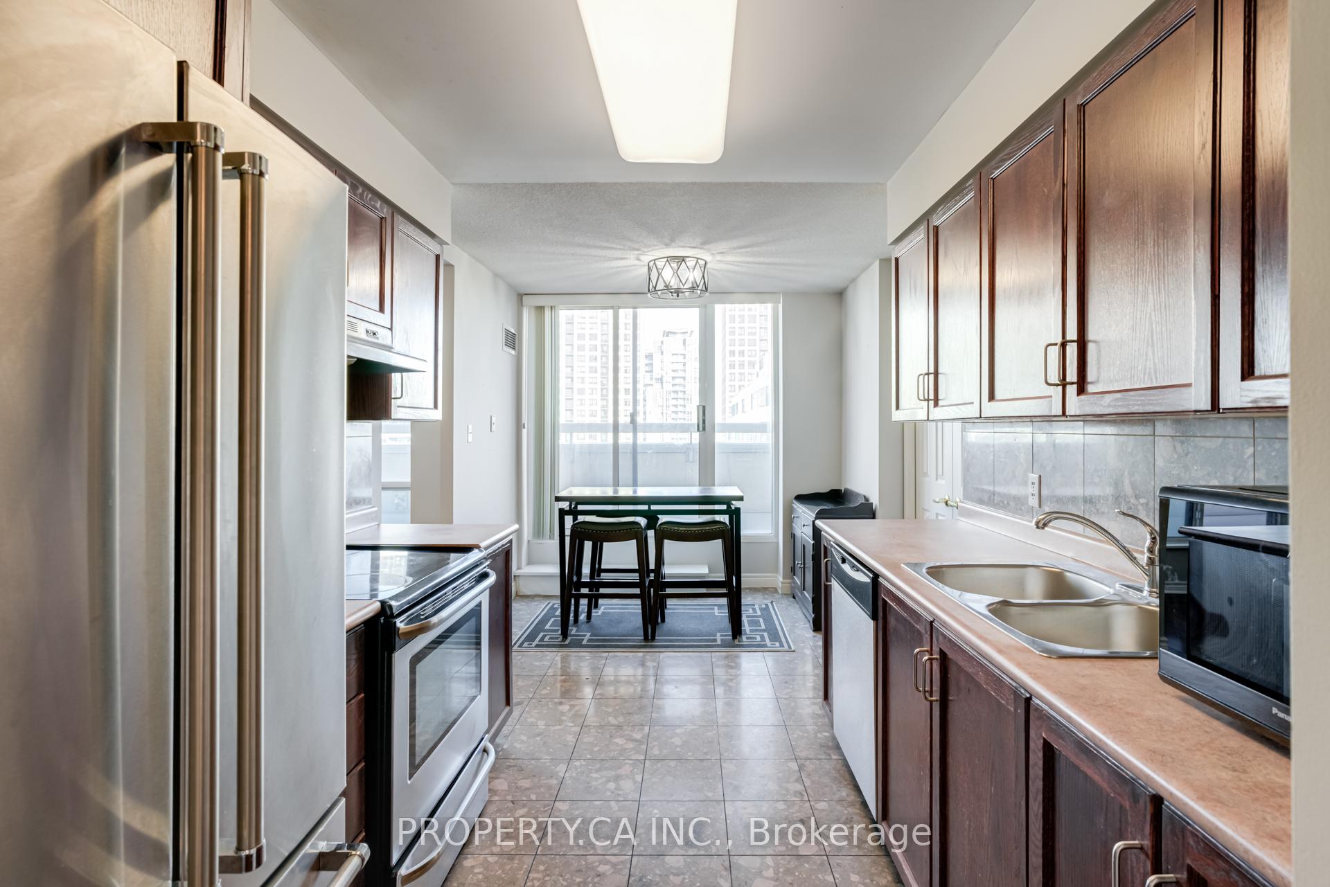 3 Bedrooms Condo at 156 Enfield, Mississauga For sale