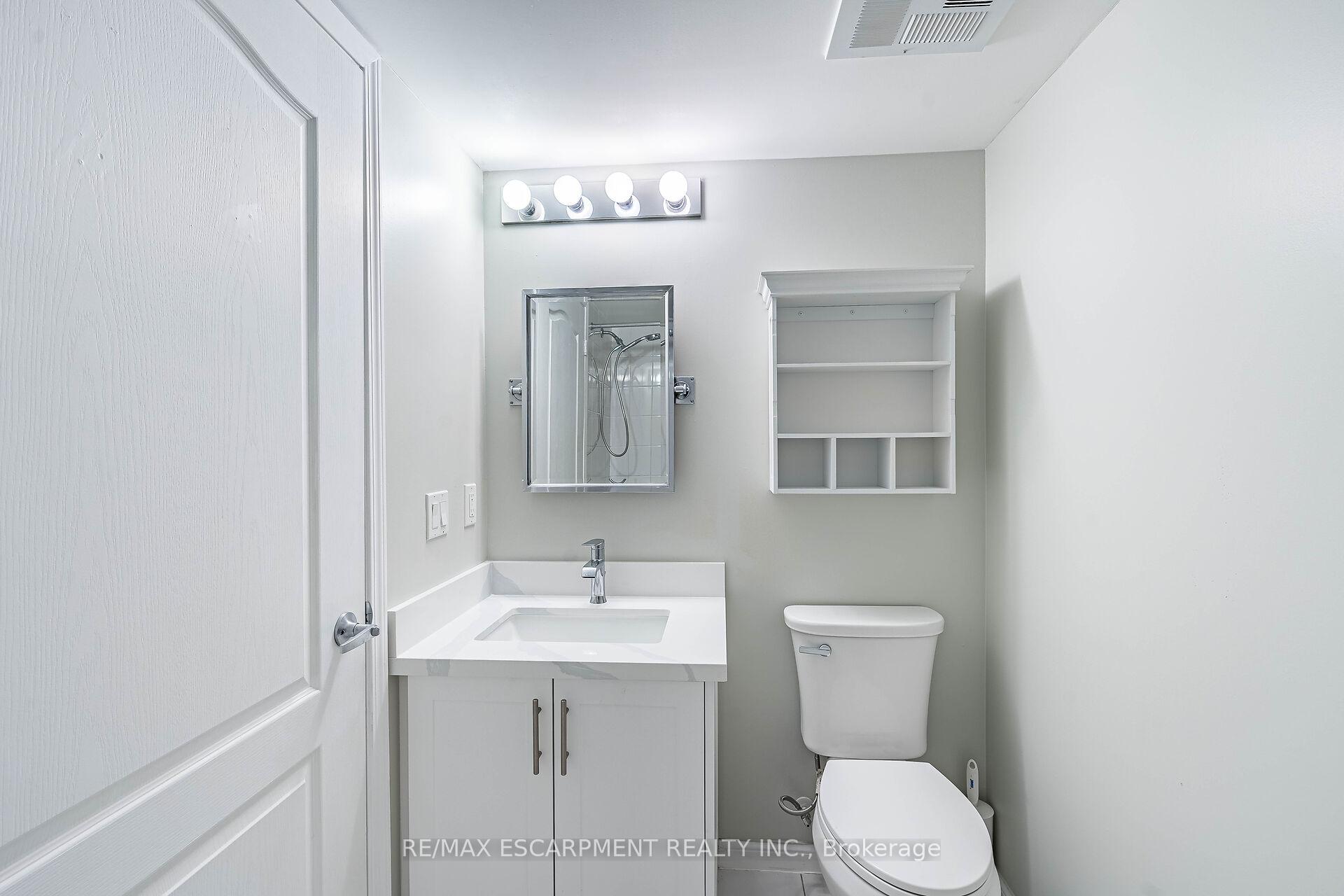 2 Bedrooms Condo at 4 Elsinore, Toronto For sale