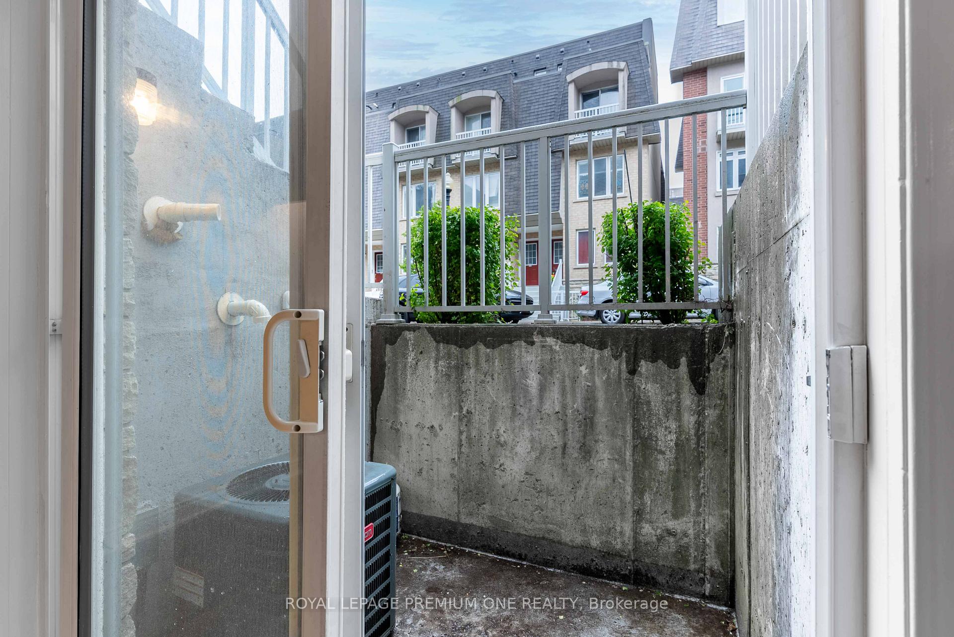 3 Bedrooms Condo at 65 Turntable, Toronto For sale