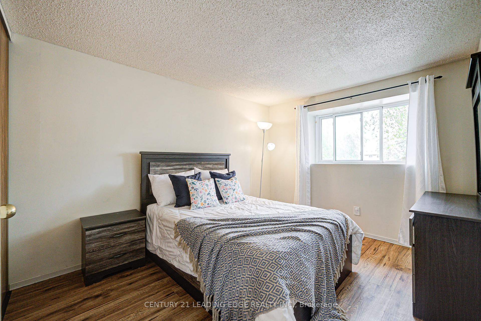 5 Bedrooms Condo at 25 Collinsgrove, Toronto For sale