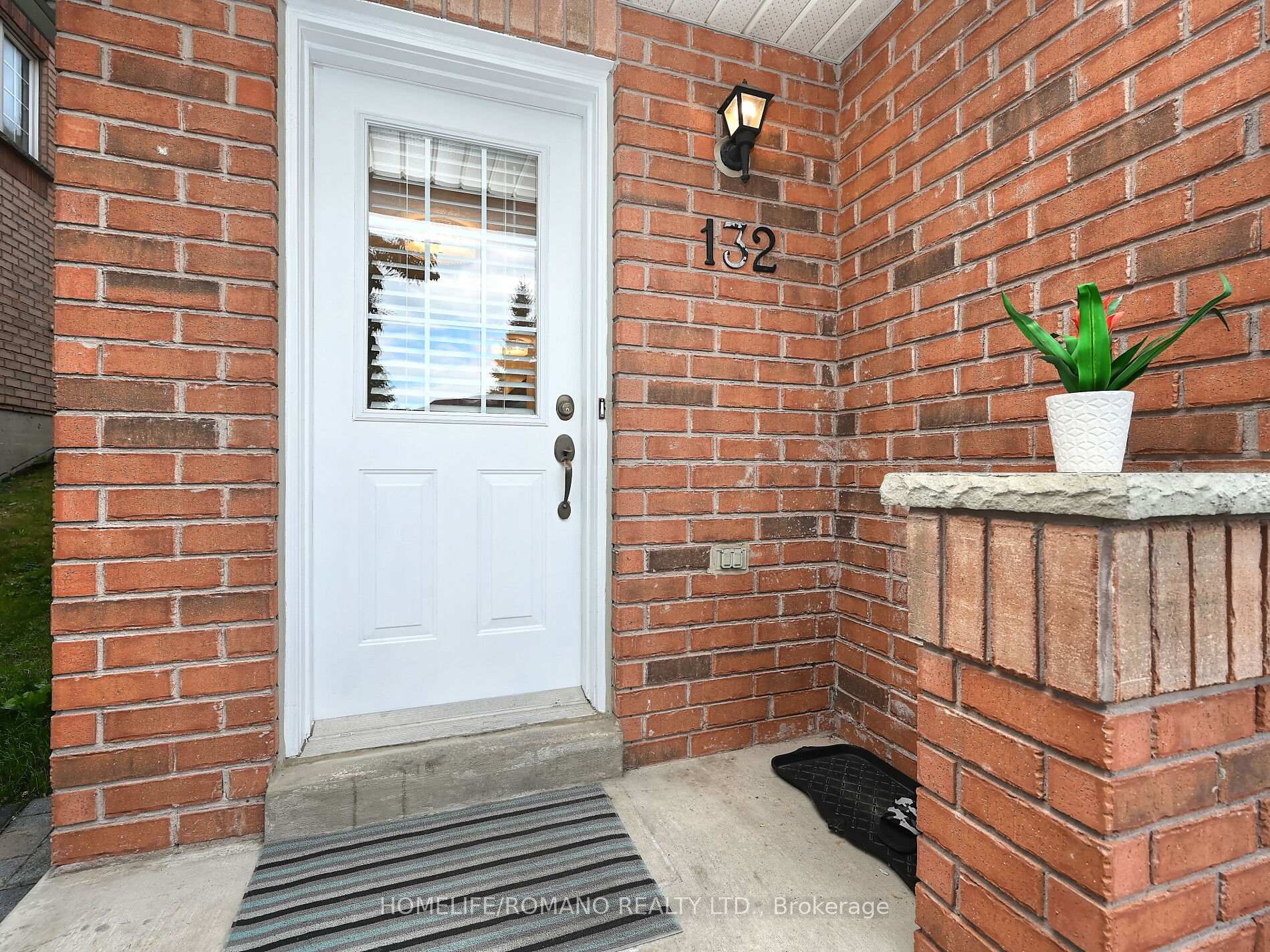 4 Bedrooms Condo at 3030 Breakwater, Mississauga For sale