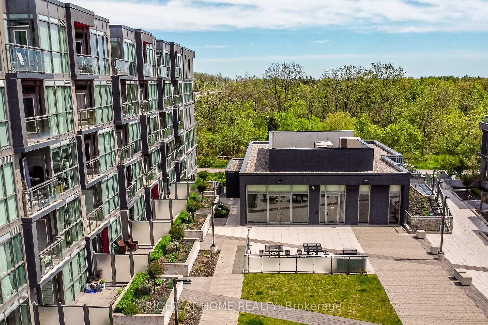 3 Bedrooms Condo at 5230 Dundas, Burlington For sale