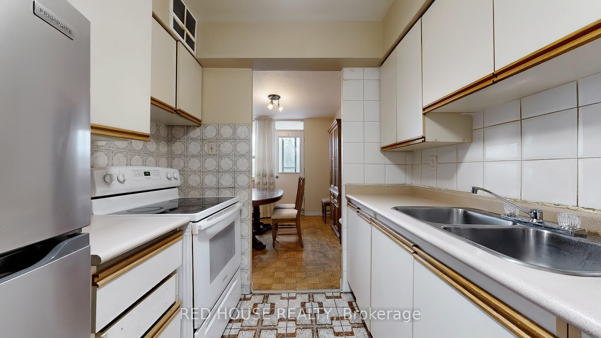 2 Bedrooms Condo at 5 Frith, Toronto For sale