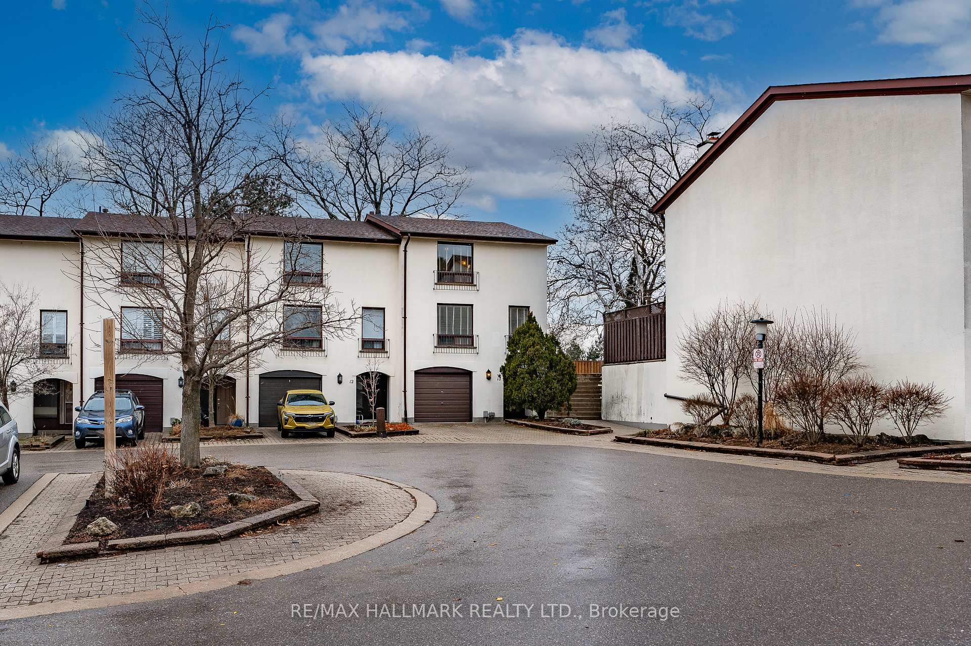 3 Bedrooms Condo at 6679 Shelter Bay, Mississauga For sale
