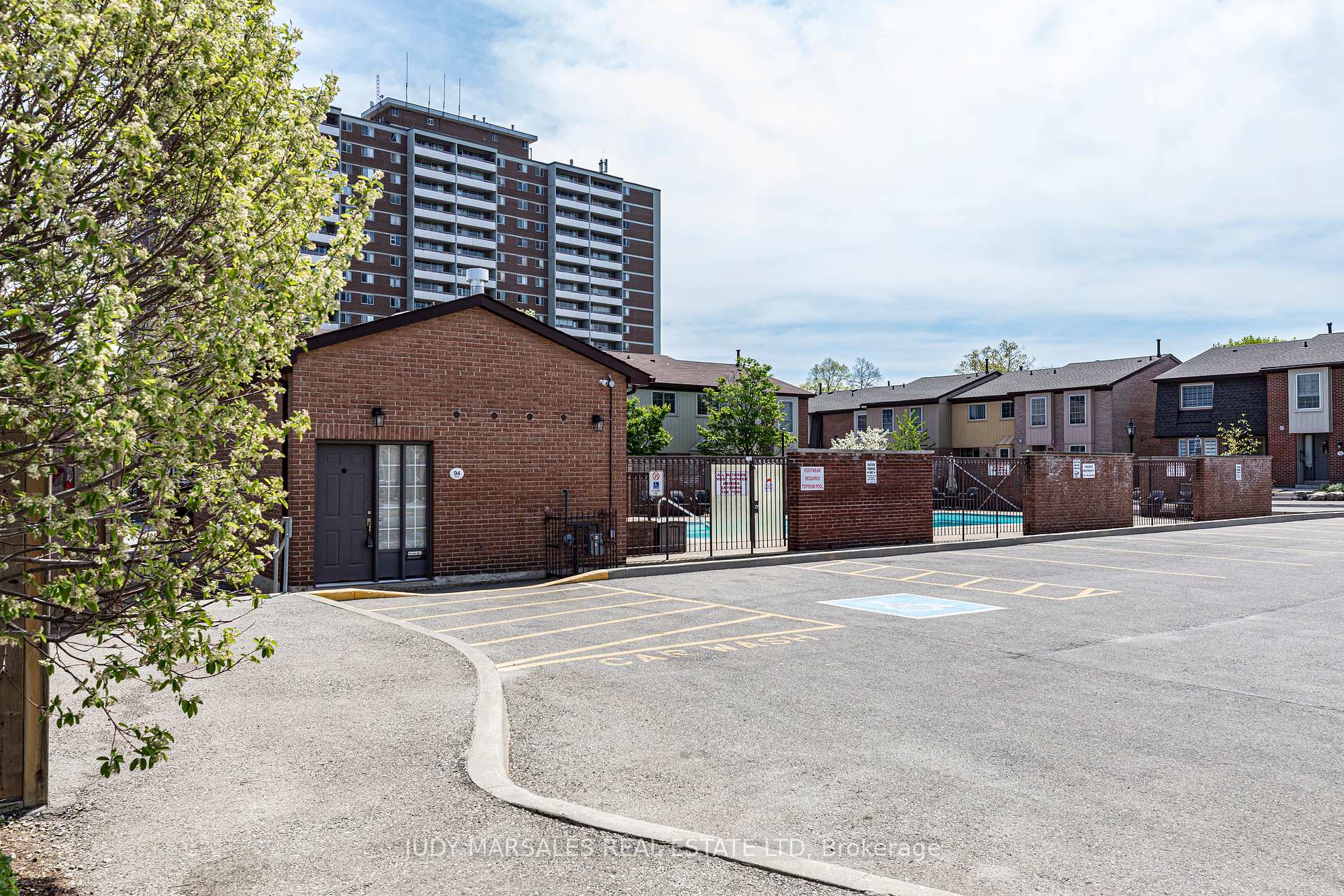 3 Bedrooms Condo at 3035 Glencrest, Burlington For sale