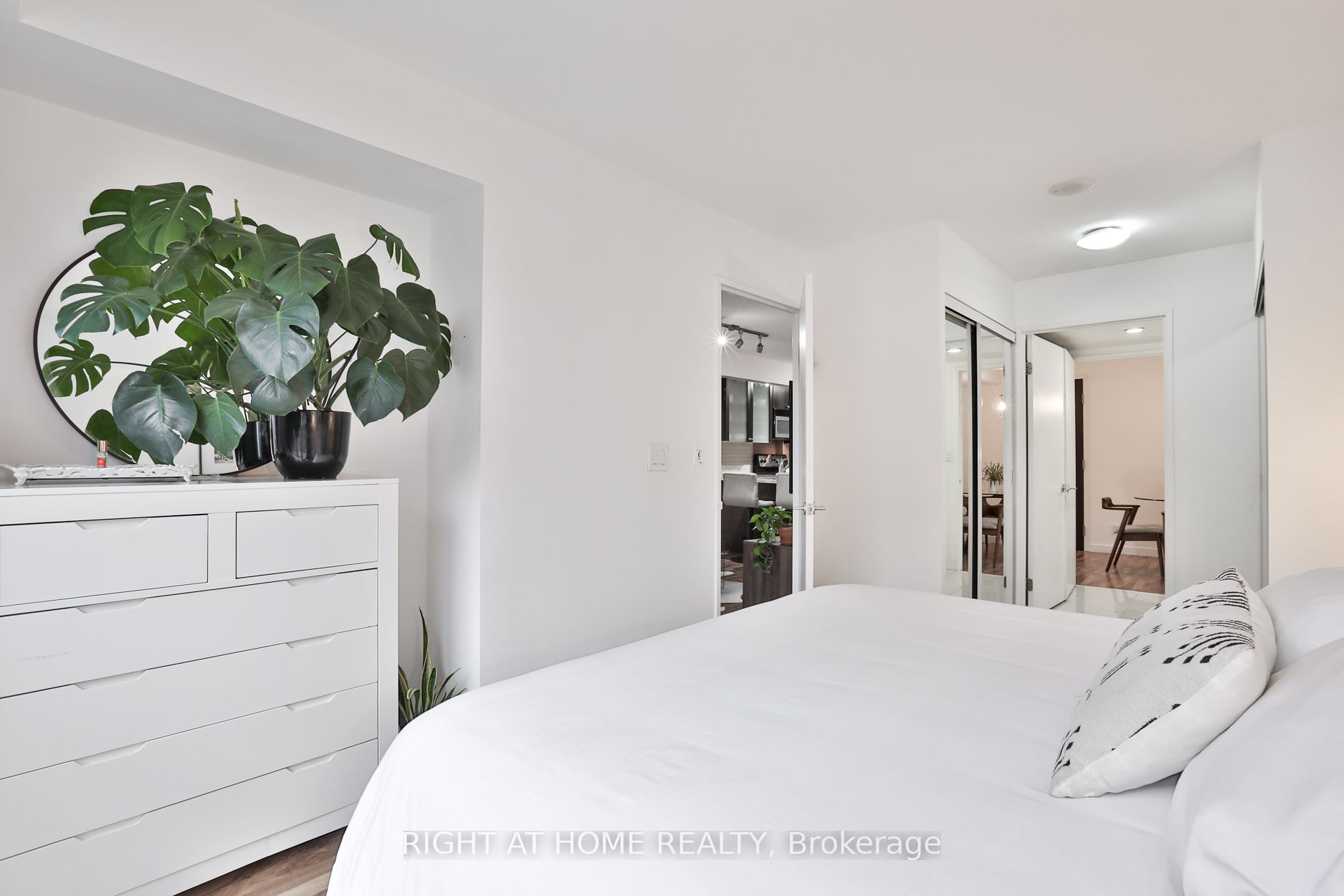 1005 King Street W, #613