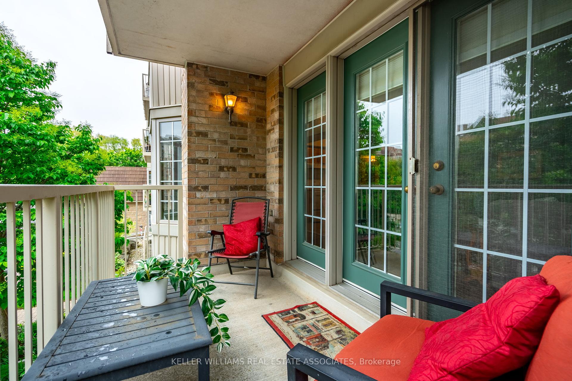 2 Bedrooms Condo at 216 Plains, Burlington For sale