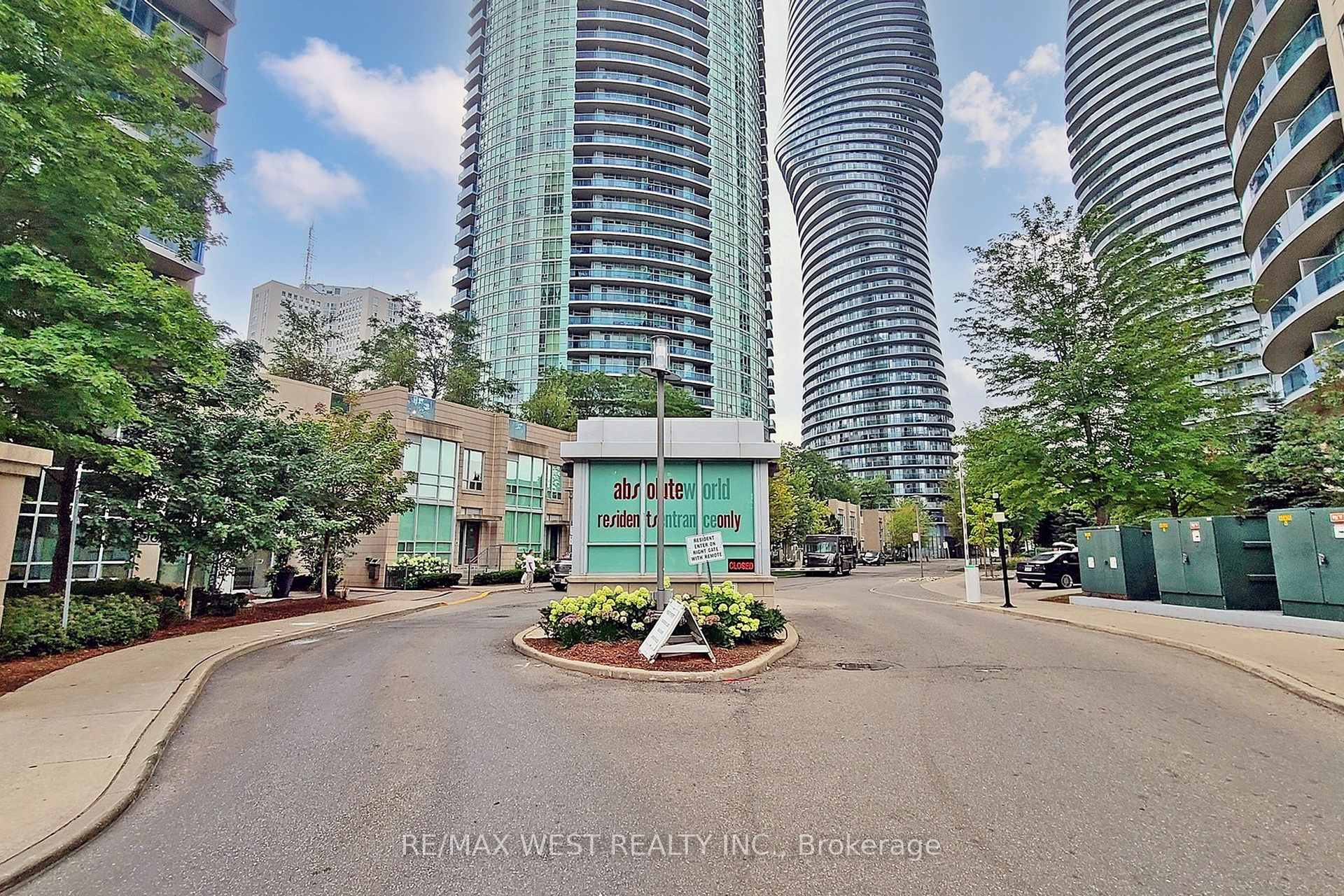 2 Bedrooms Condo at 80 Absolute, Mississauga For sale