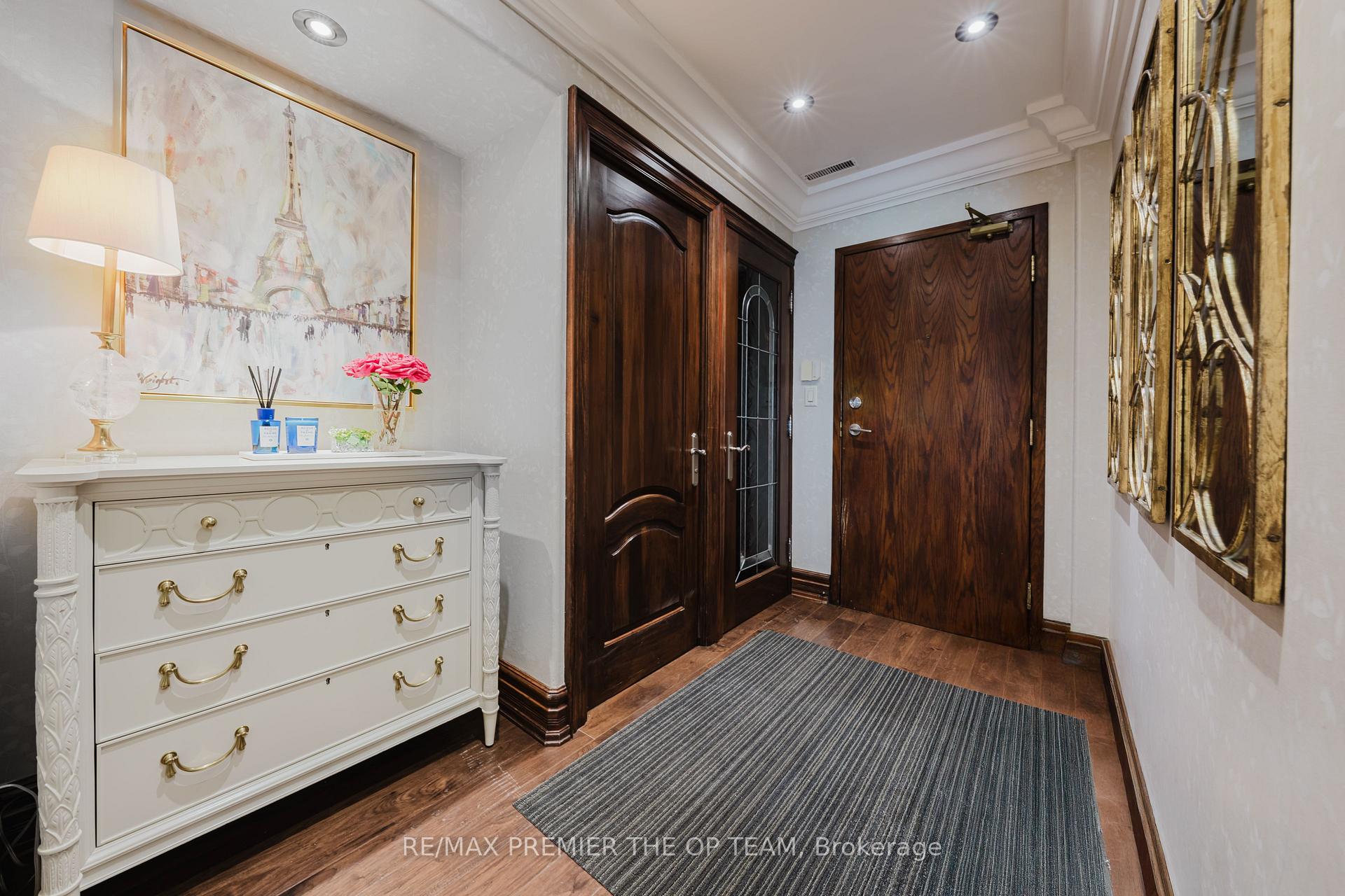 2 Bedrooms Condo at 121 Woodbridge, Vaughan For sale