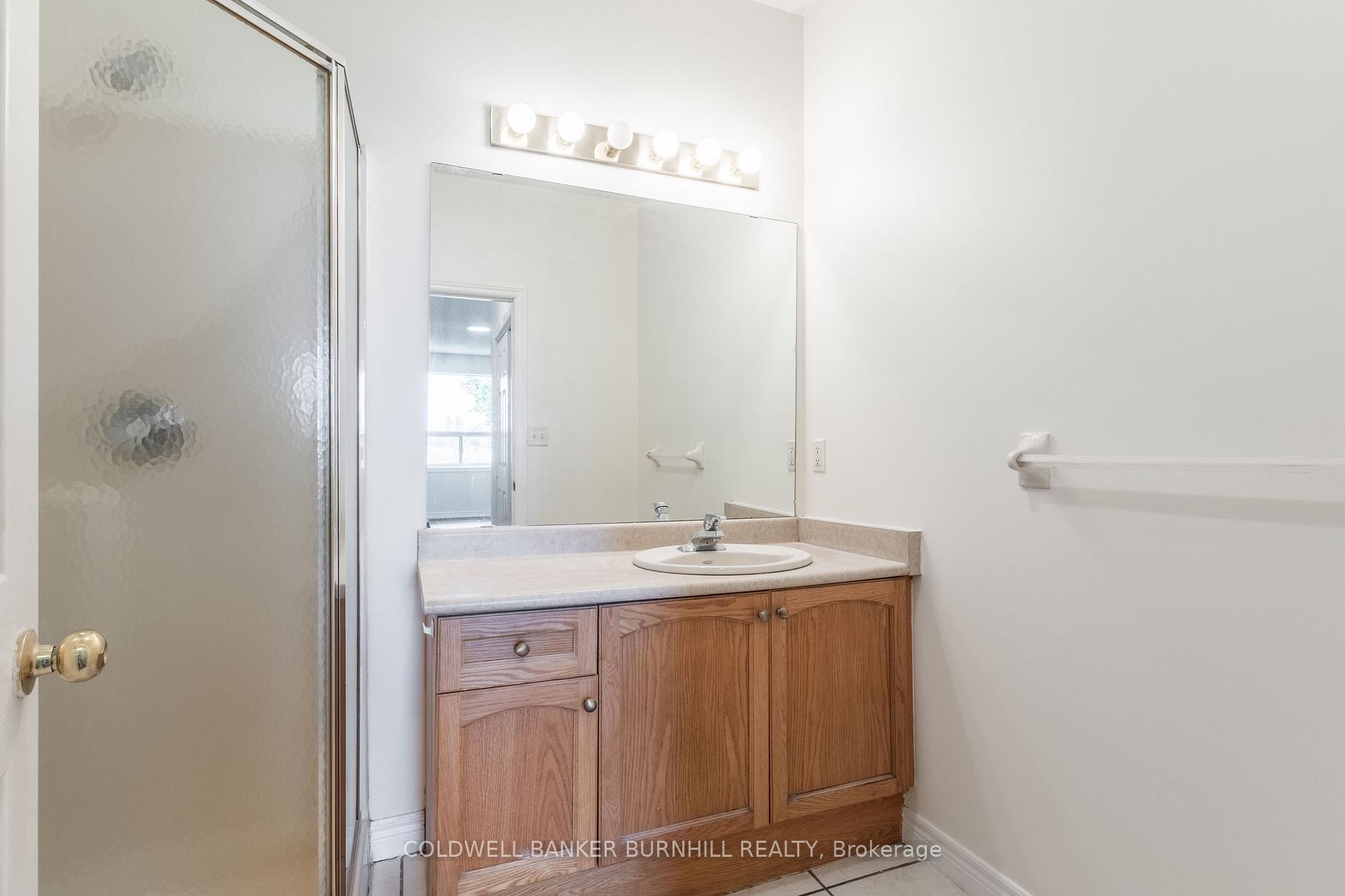 2 Bedrooms Condo at 56 Northern Breeze, Hamilton For sale