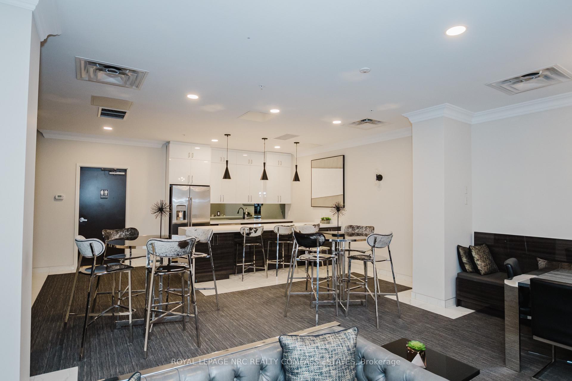 2 Bedrooms Condo at 118 King,  Hamilton For sale