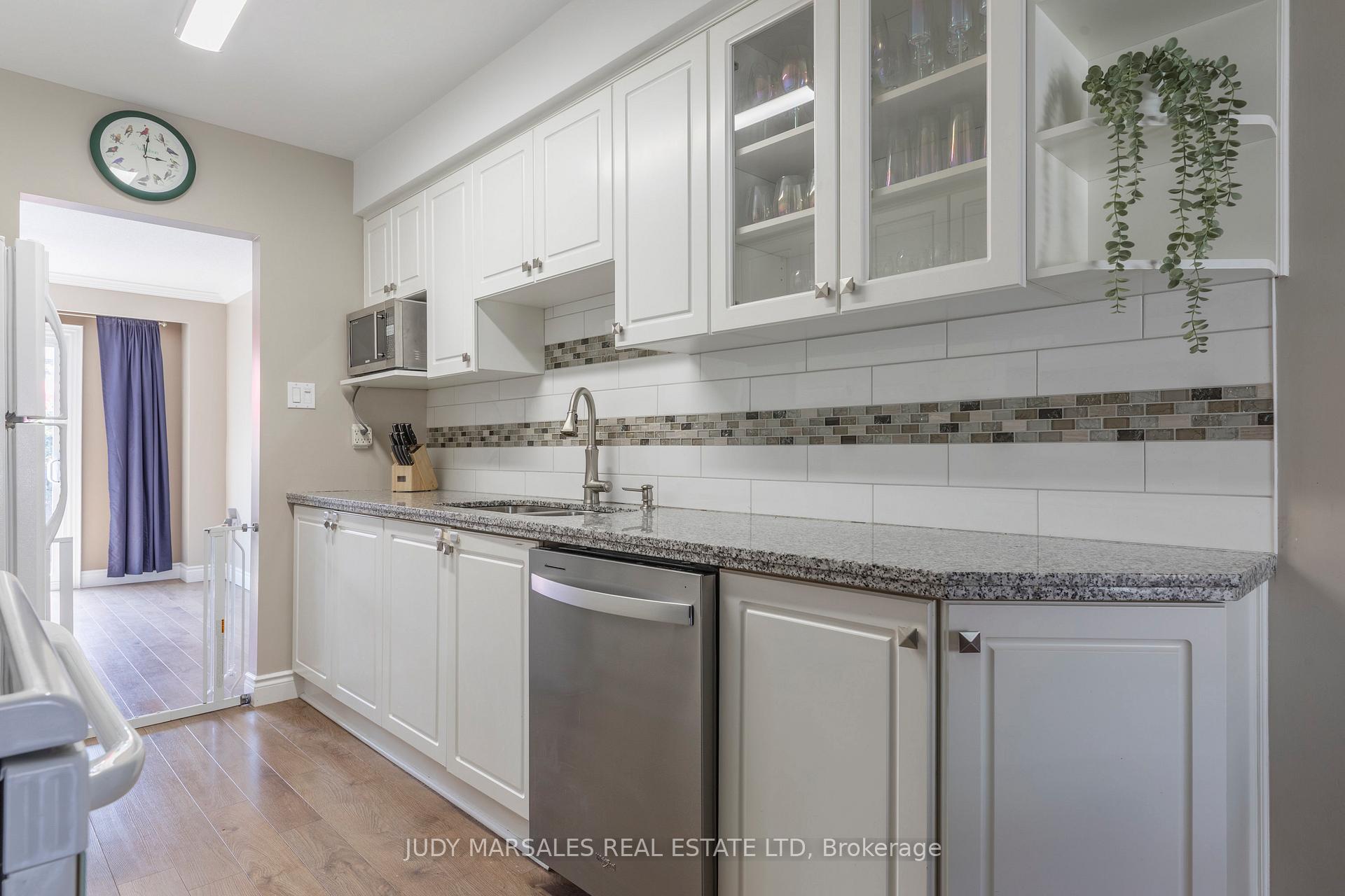 3 Bedrooms Condo at 3035 Glencrest, Burlington For sale