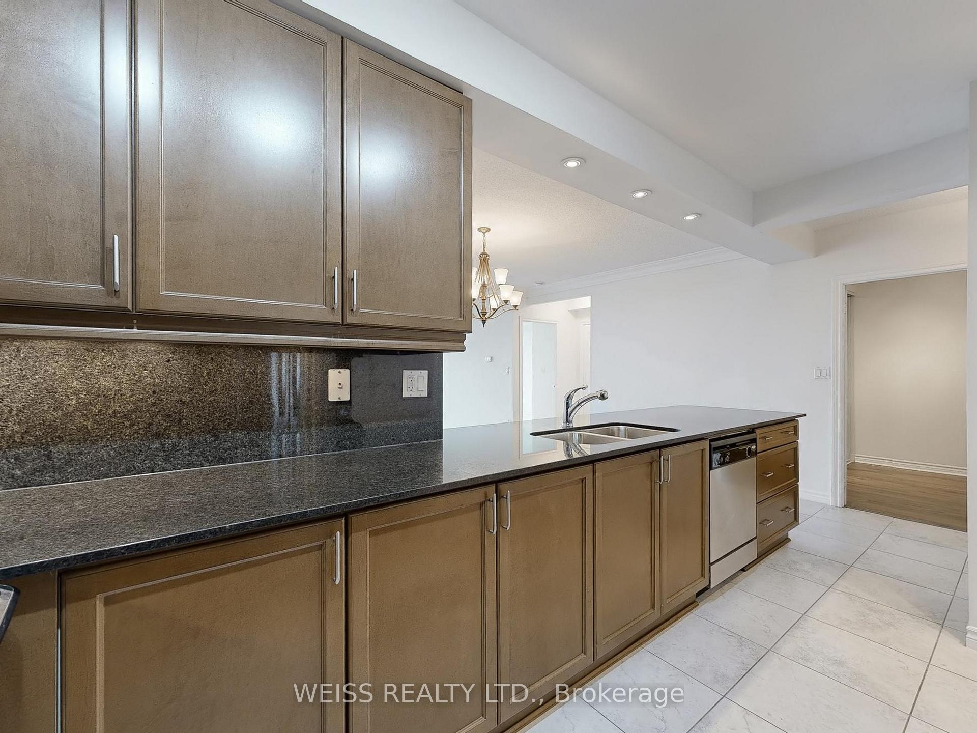 3 Bedrooms Condo at 88 Promenade, Vaughan For sale