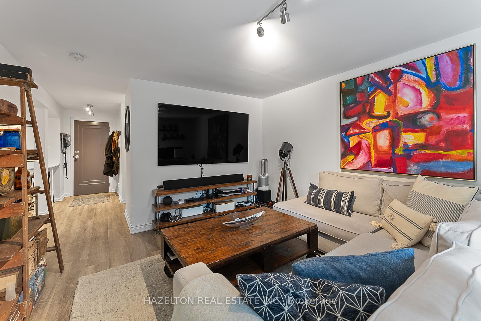 3 Bedrooms Condo at 9 Clarendon, Toronto For sale