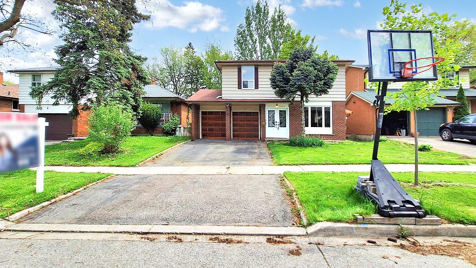 6 Queenscourt Drive, Toronto, ON M1T 2J5