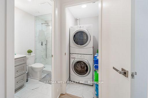 2 Bedrooms Condo at 70 Roehampton,  Toronto For sale